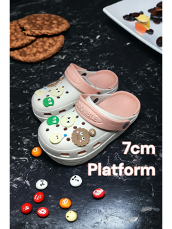 KiKi Shoes - รองเท้าผู้หญิง แตะสวม หัวโต เปิดส้น แพลทฟอร์มสูง 7 ซม. สไตล์ คร็อก พร้อมติดอะไหล่การ์ตูนน่ารัก แบบจัดเต็ม สูง ขาเรียว เพรียวแค่ใส่คู่นี้ จัดเลย