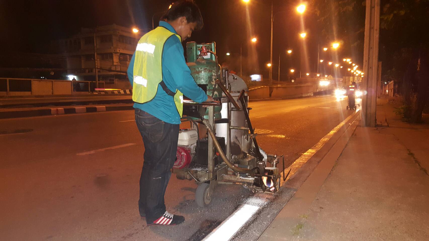 งานตีเส้นถนนตีเส้นจราจรสมุทรสาคร กาญจนบุรี ราชบุรี นครปฐม นนทบุรี