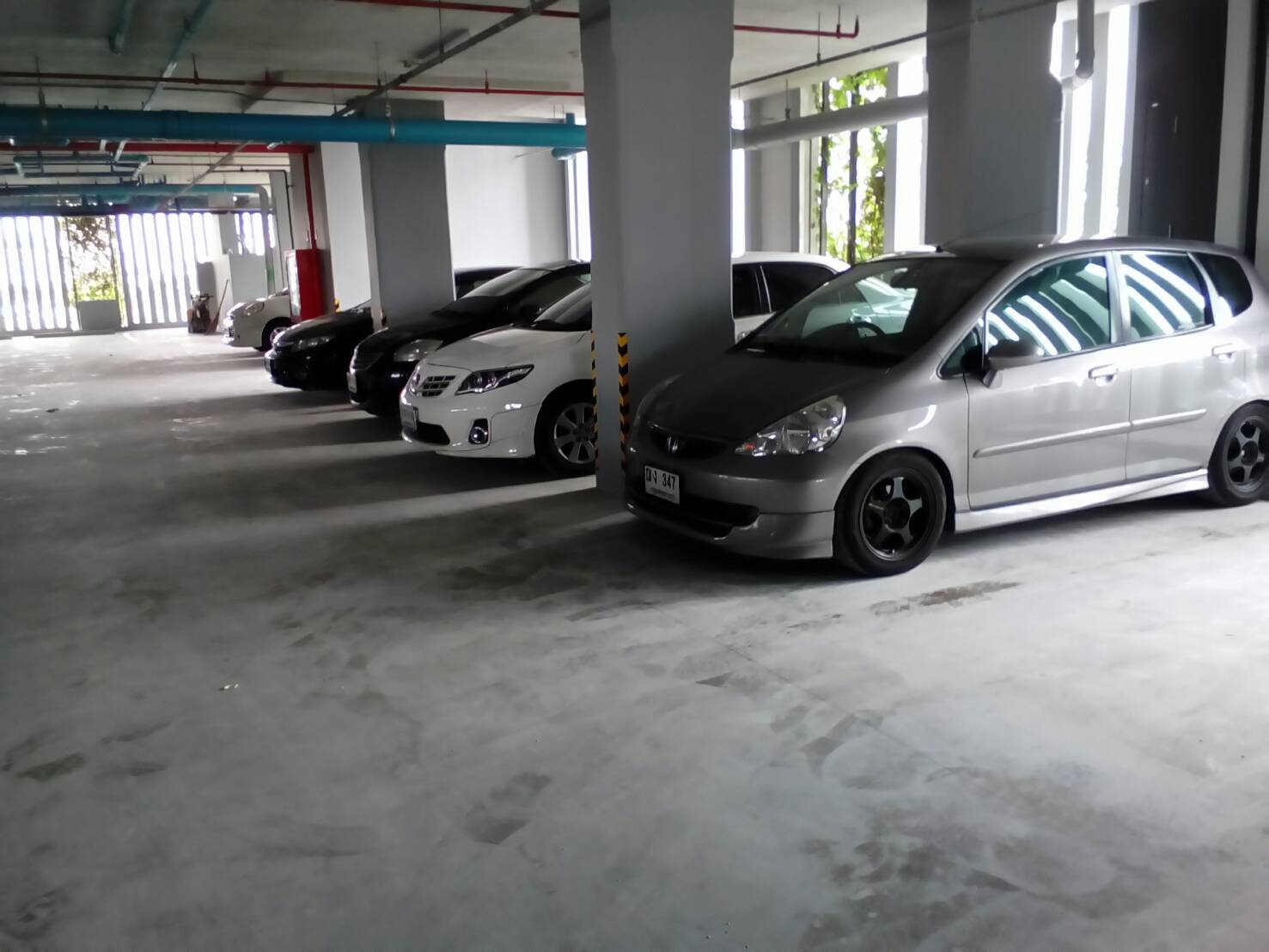 ตีเส้นช่องจอดรถภายในคอนโด กทม