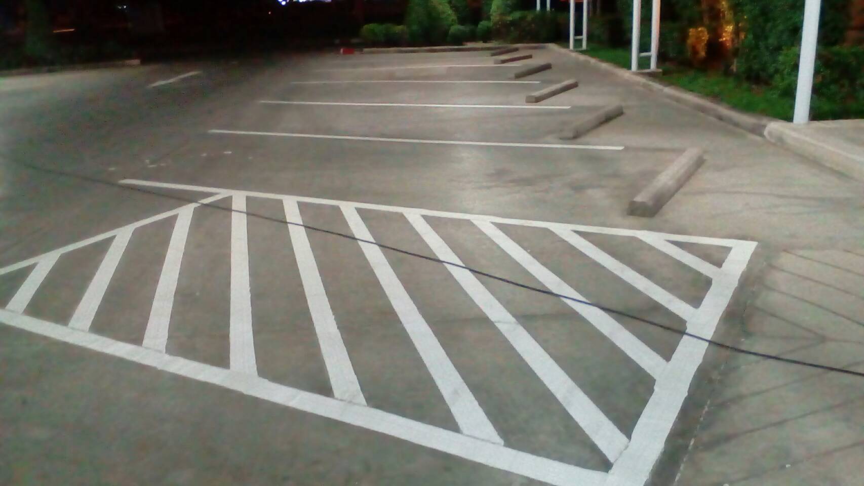 ตีเส้นช่องจอดรถในห้างโฮมโปรกรุงเทพ