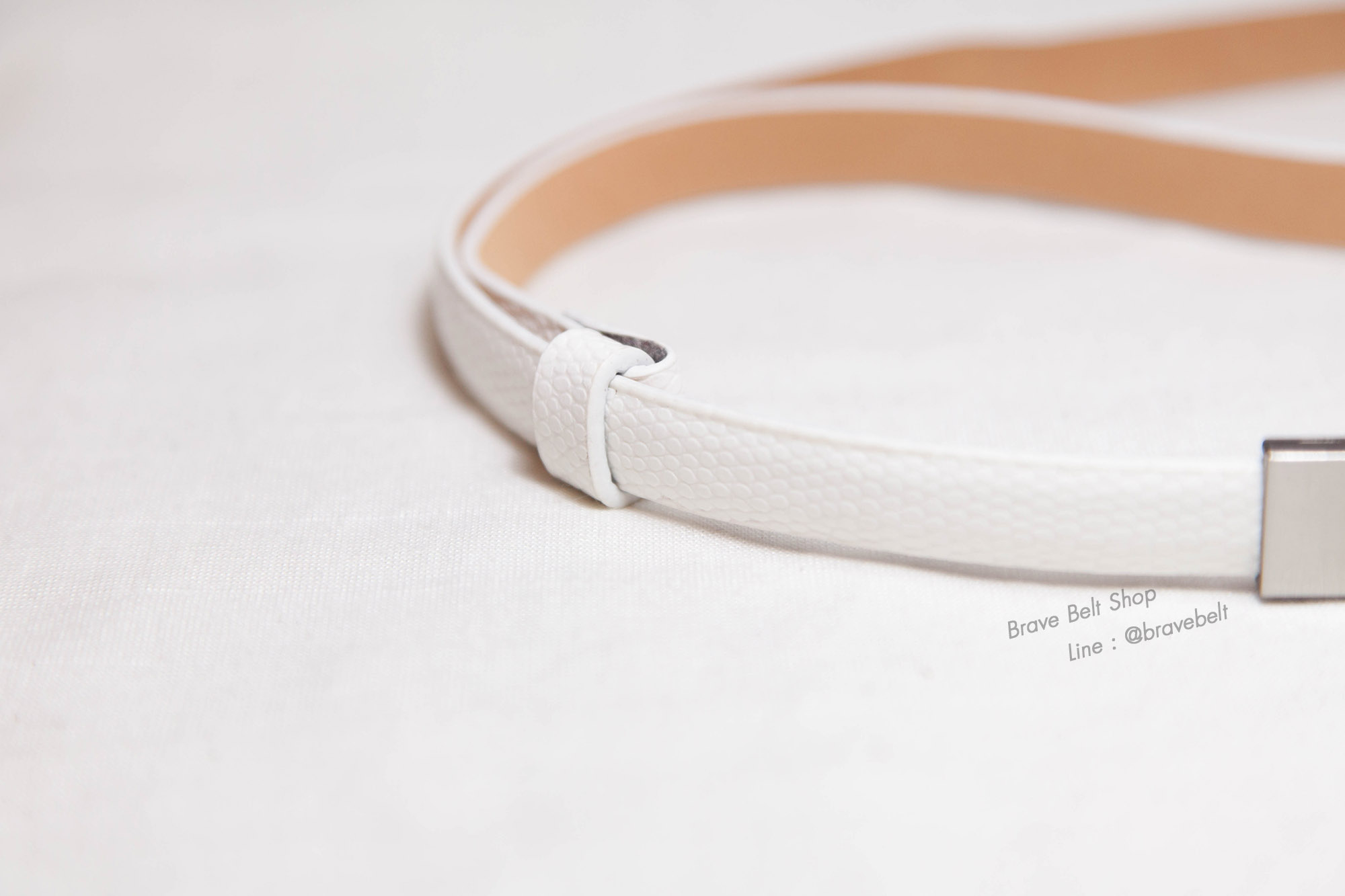เข็มขัดปรับสายได้ สีขาวหัวแบบคล้อง