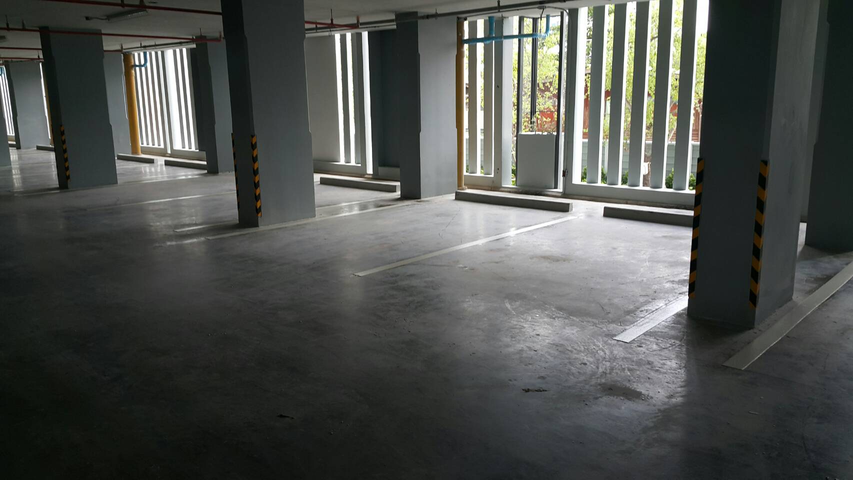 ตีเส้นช่องจอดรถภายในคอนโด กทม