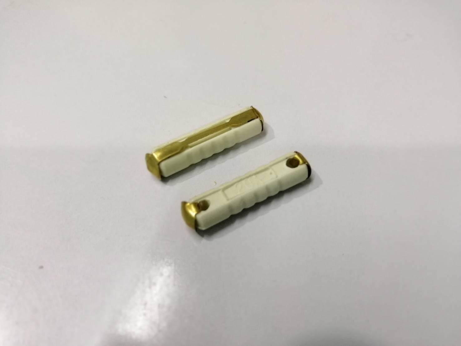 ฟิวส์กระดูก สำหรับรถยุโรป ขนาด 8 แอมป์ สีขาว สำหรับเบนซ์รุ่นเก่า