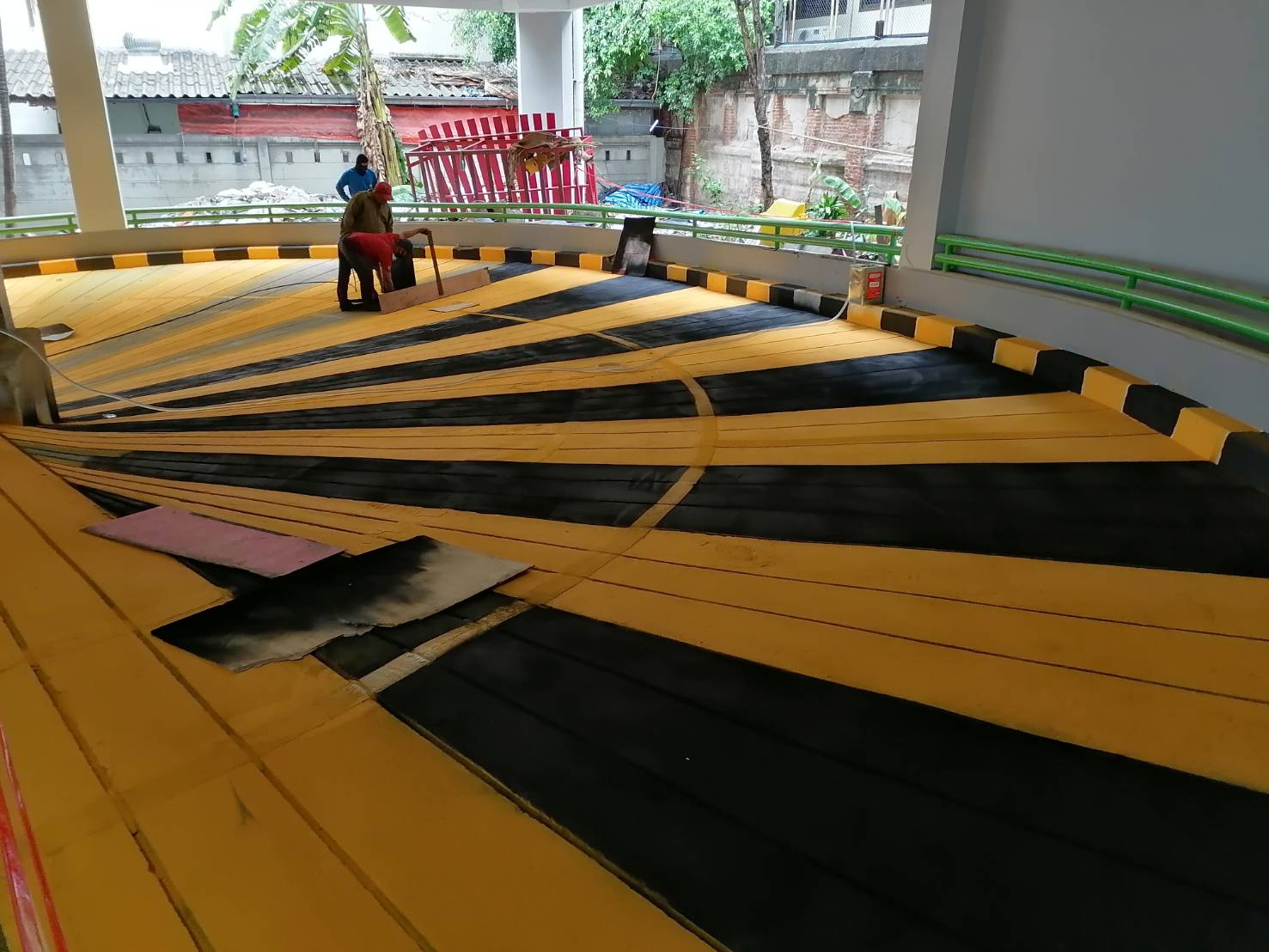 งานทาสีเหลืง-ดำ-ขาว-แดง ด้วยสีจราจร เฮียหมีตีเส้นจราจร