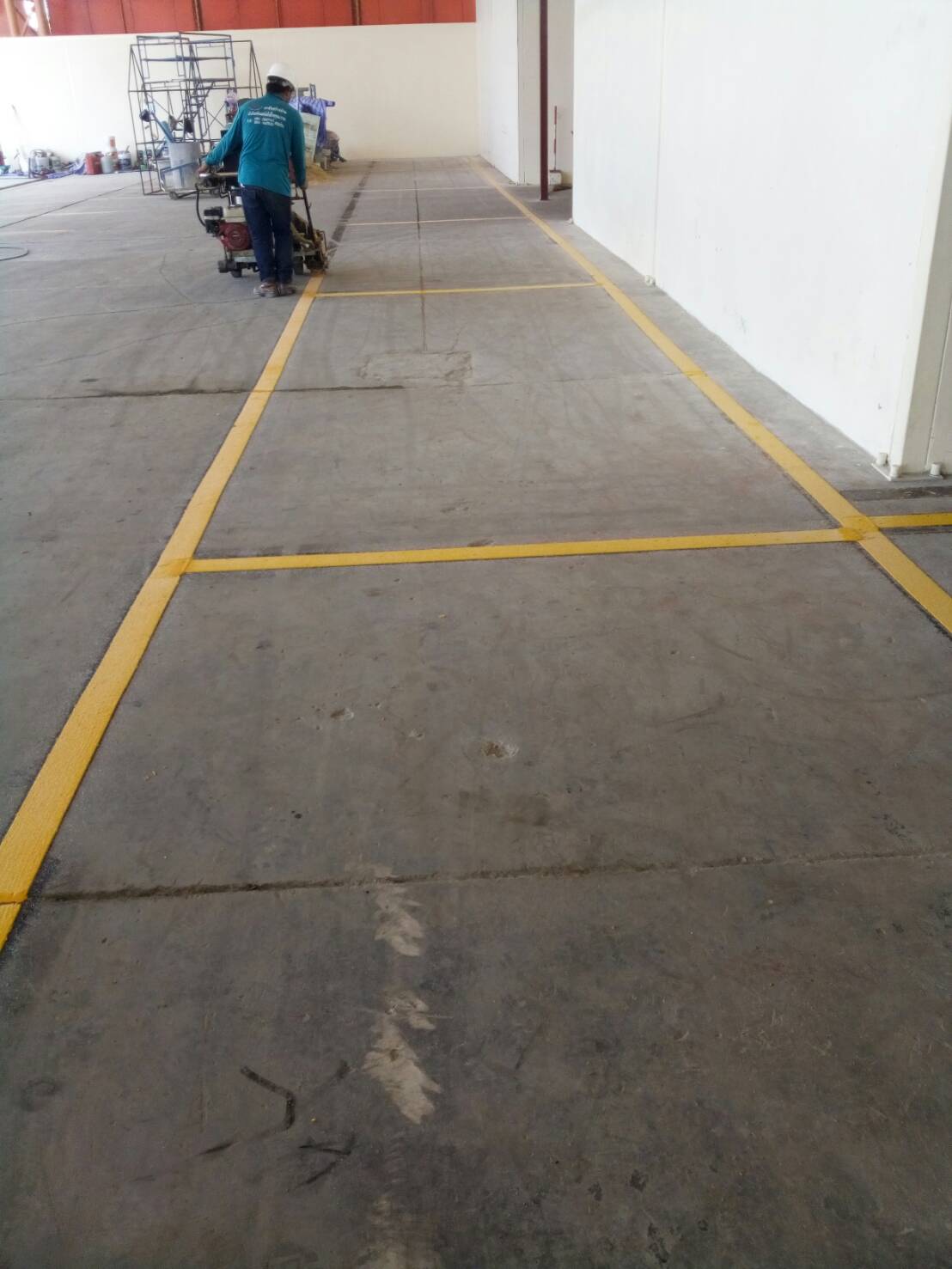 งานตีเส้นลานจอดรถ หน่วยงานนิคมอุตสาหกรรมนวนคร ปทุมธานี