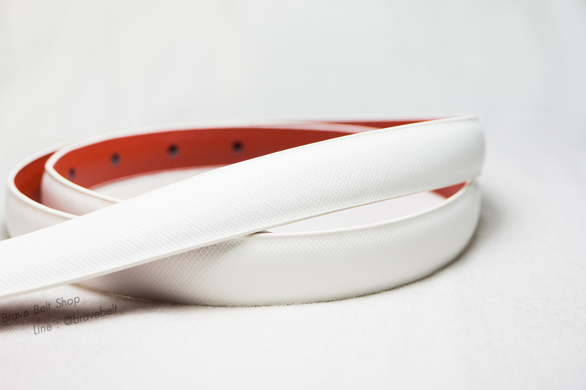 เข็มขัดหนังแท้รูปโบว์ สายเข็มขัดสีขาว หัวสีเงินสวย