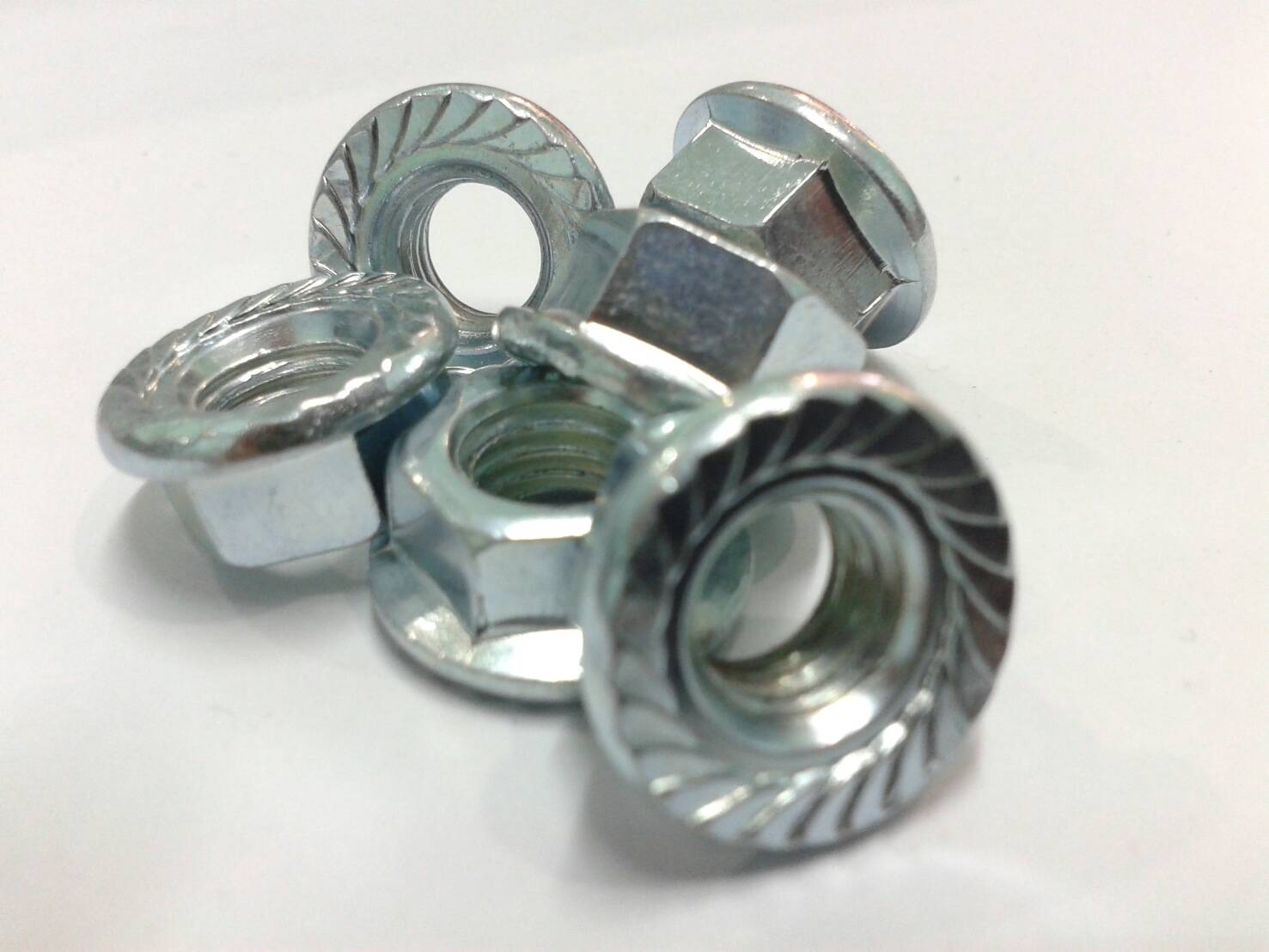 หัวน๊อตจานจักร-ชุปขาว M 8 เกลียว 1.25 ขอบ 12 มิล Hex Flange Nut With Serration
