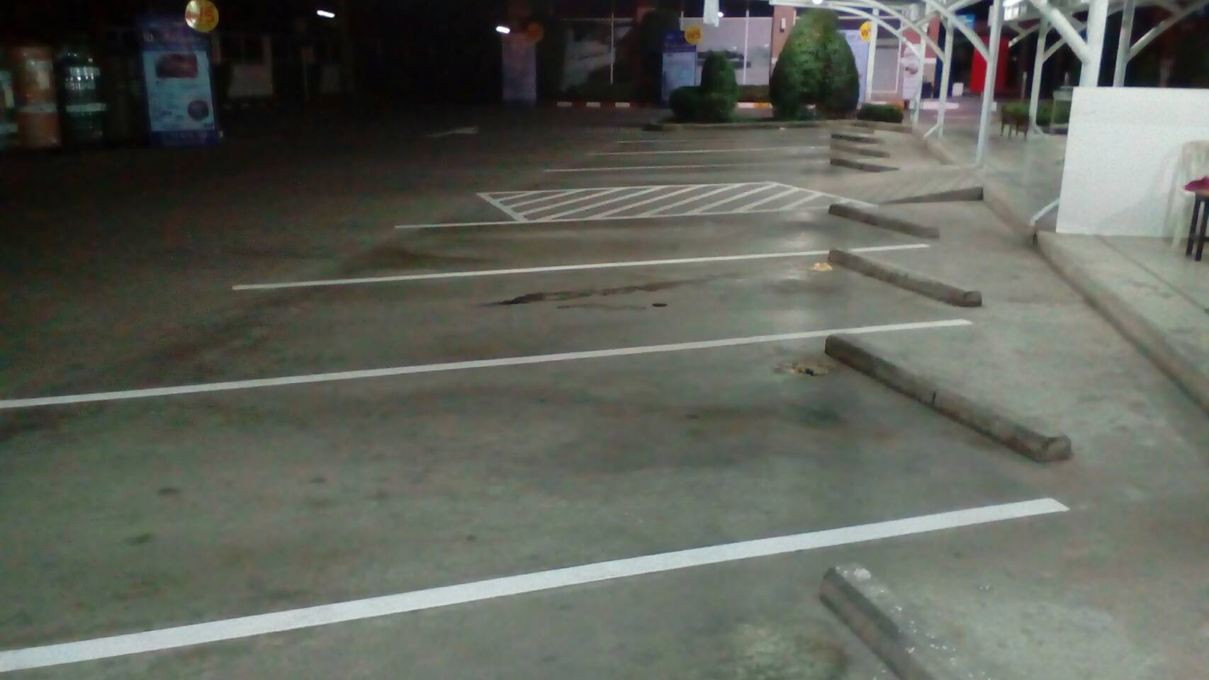 ตีเส้นช่องจอดรถในห้างโฮมโปรกรุงเทพ