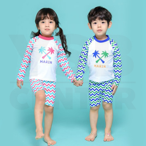 CASSA Set ชุดว่ายน้ำ 3 ชิ้น ชาย หญิง ชุดว่ายน้ำเด็กแขนยาว ขาสั้น สำหรับเด็ก ลายกราฟิก และต้นไม้ที่กลางเสื้อ