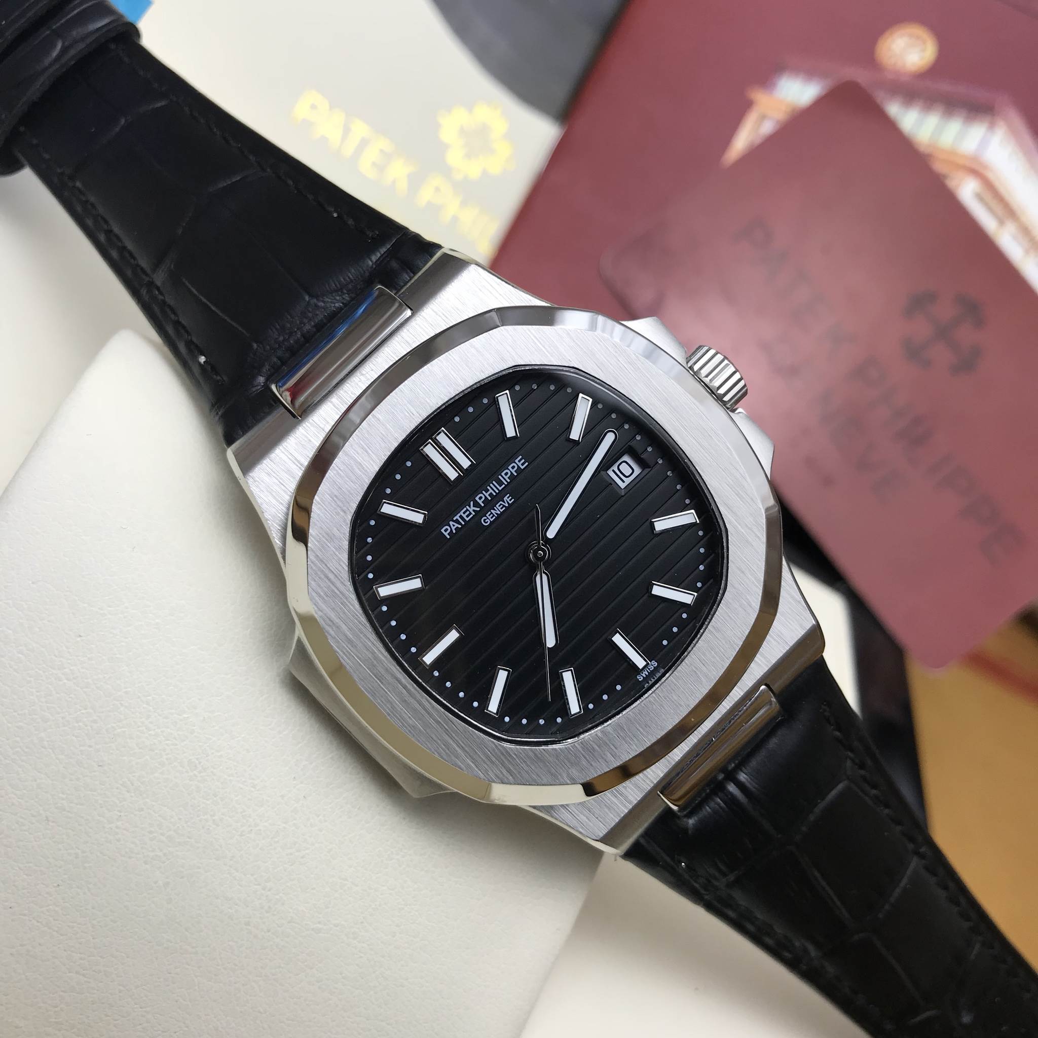 นาฬิกา Patek Philippe รุ่น Nautilus สี เงิน สายหนังสีดำ งาน Mirror Swiss