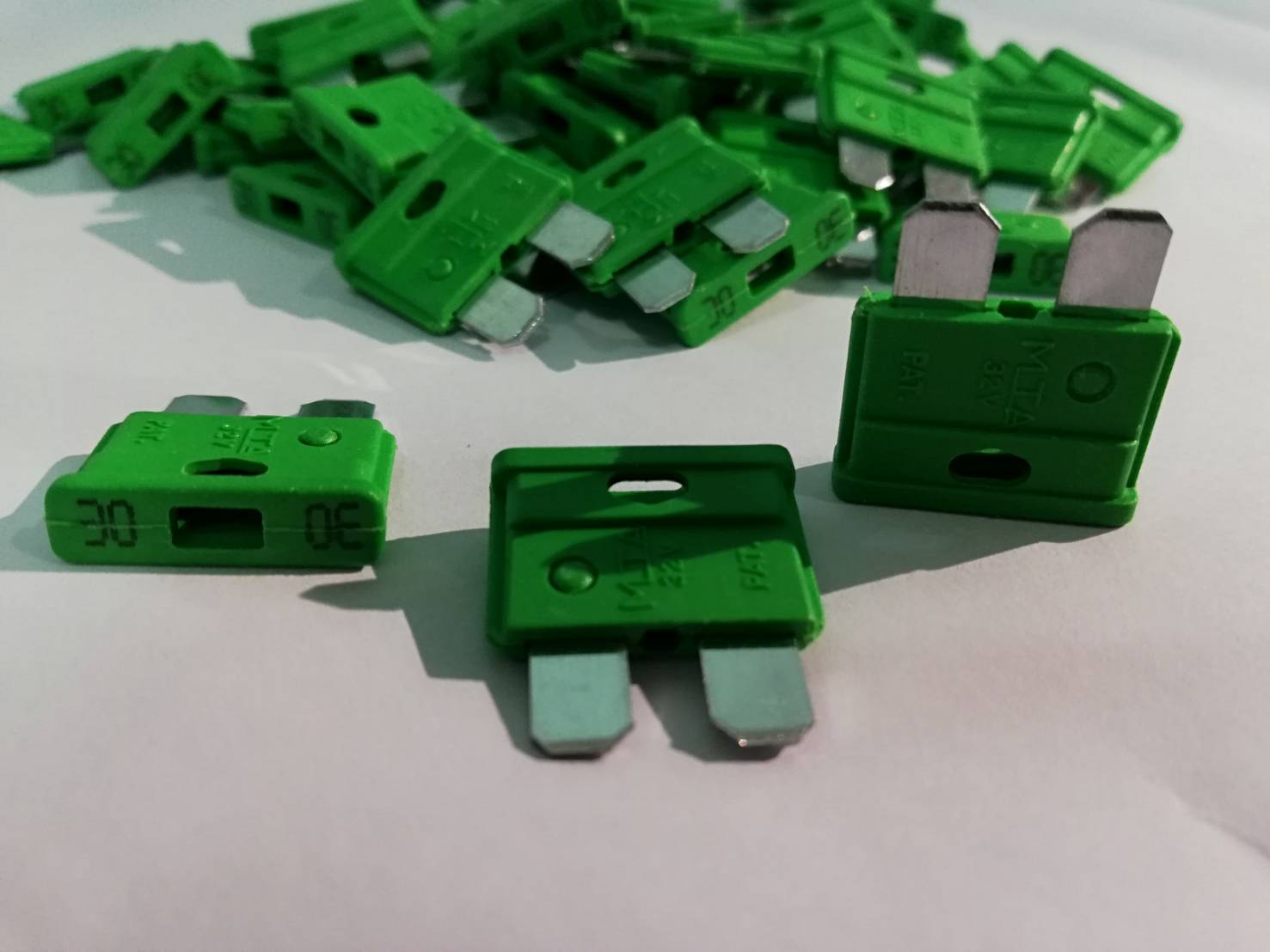 ฟิวส์เซรามิค แบบสแตนดาส 8 ตัวชุด 5 - 35 แอมป์ ( Ceramic Fuse )