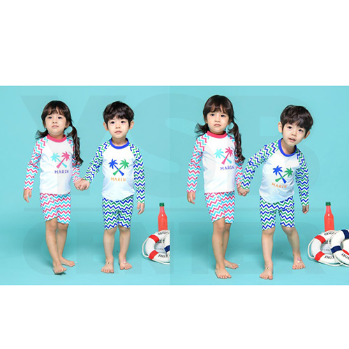CASSA Set ชุดว่ายน้ำ 3 ชิ้น ชาย หญิง ชุดว่ายน้ำเด็กแขนยาว ขาสั้น สำหรับเด็ก ลายกราฟิก และต้นไม้ที่กลางเสื้อ