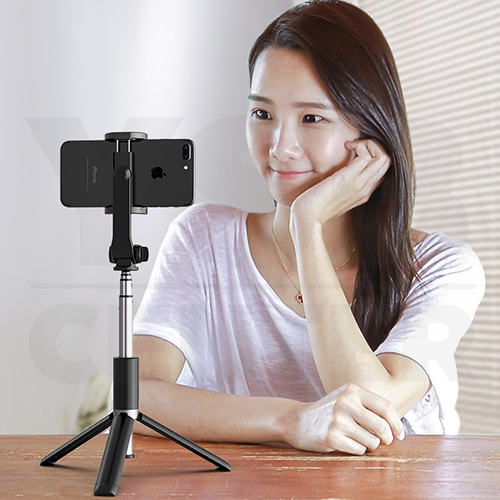 ไม้เซลฟี่ + ขาตั้งมือถือ มาพร้อมกับรีโมทบูลทูธ ที่จะทำให้คุณถ่ายรูปได้สะดวกขึ้น ปรับระดับได้สูงสุด 70 cm.