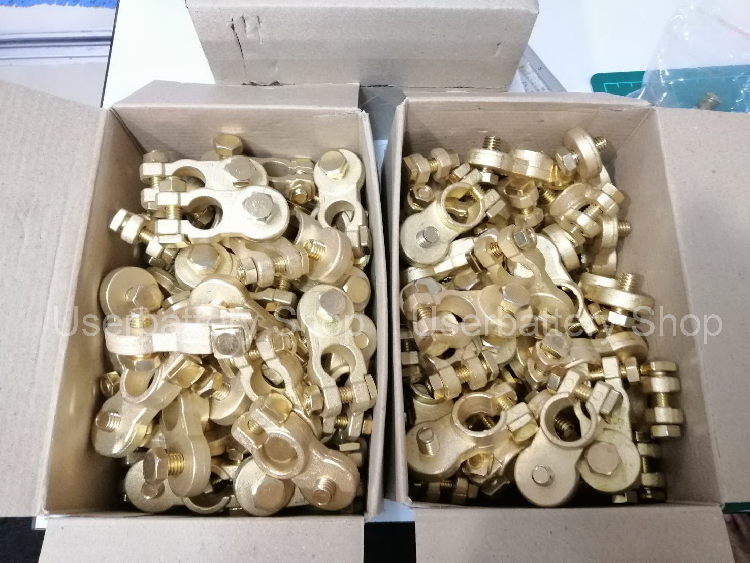 ขั้วแบตทองเหลืองทรงยาว พร้อม แหวนกันขี้เกลือ และ สกรู