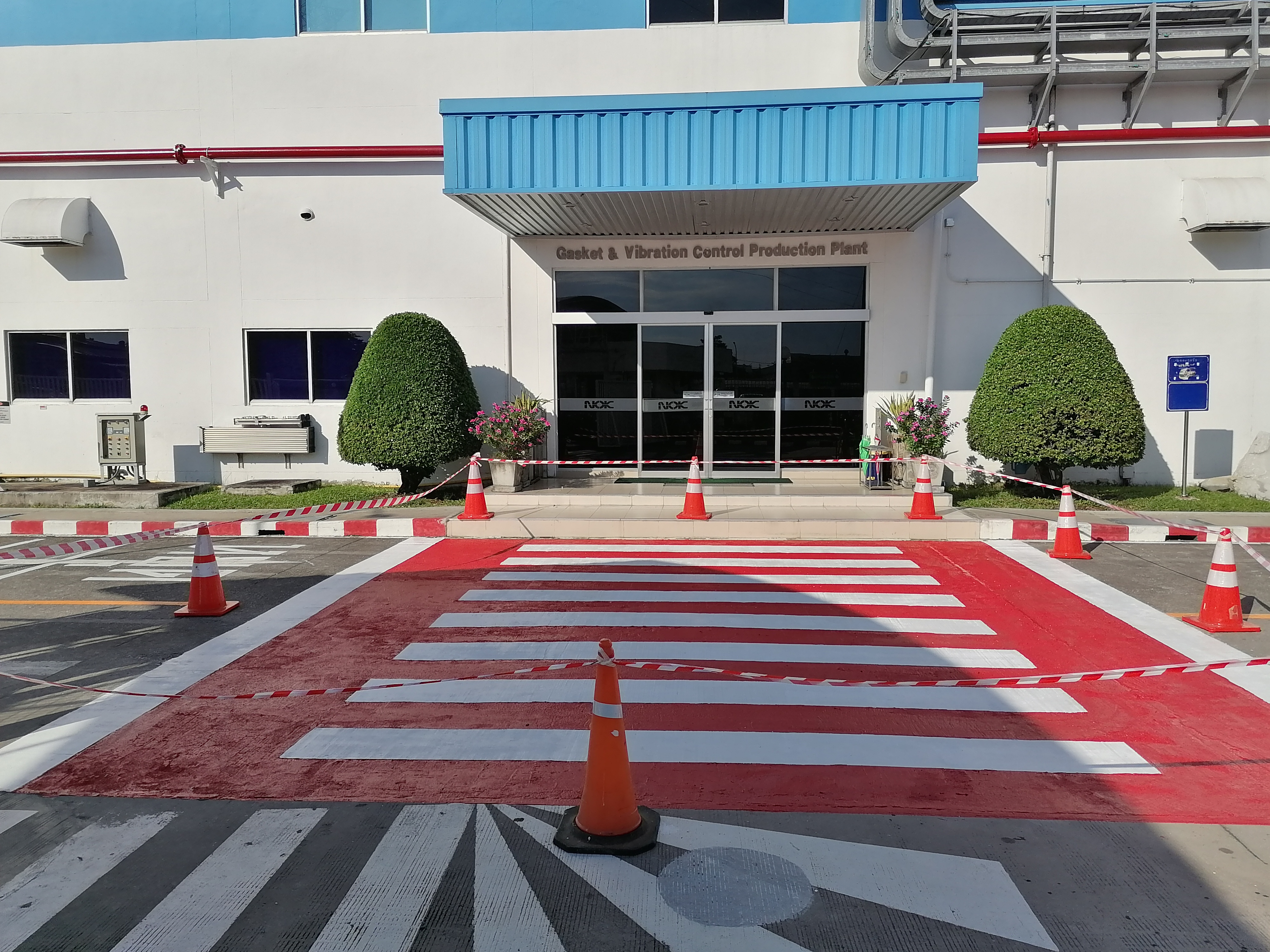 งานตีเส้นจราจร สีเทอรืโมพลาสติก ทางม้าลายสีแดง