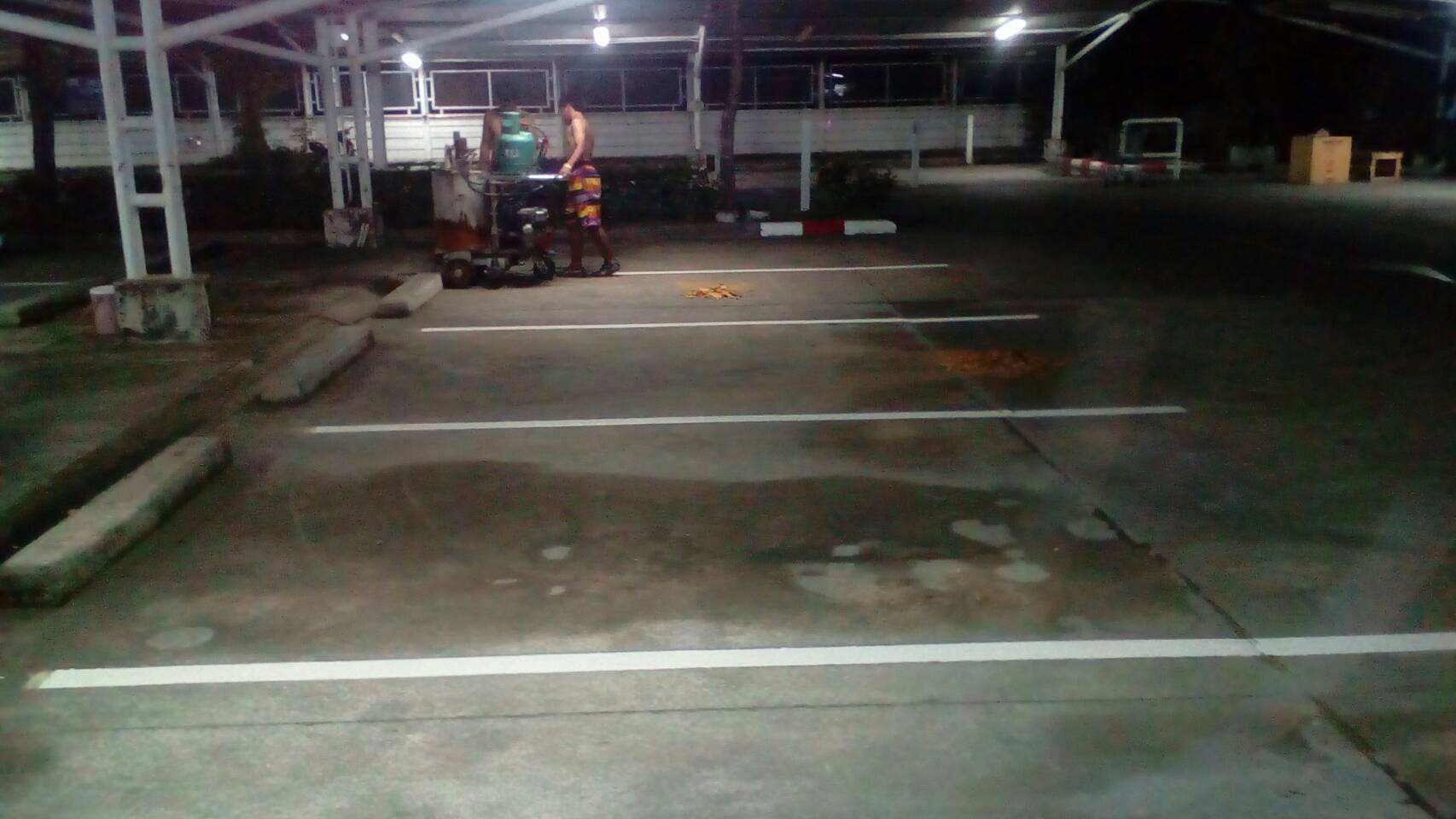 งานตีเส้นลานจอดรถยนต์ พร้อมลูกศรด้วยสีเทอร์โมพลาสติก หน่วยงาน โฮมโปรฯ สาขาราชพฤกษ์