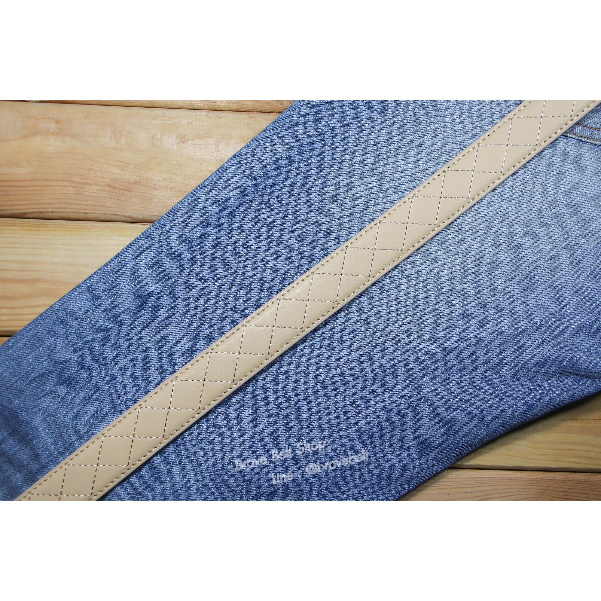 เข็มขัดหนังผู้หญิงสีครีมทรงไฮโซหรูหราน่าใส่