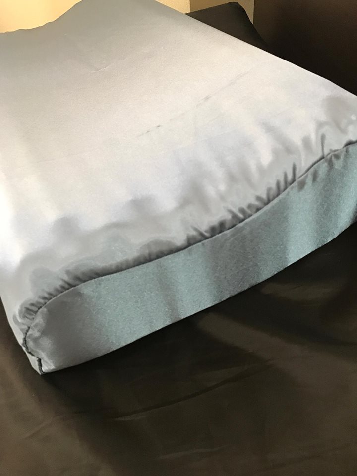 ปลอกหมอนผู้ใหญ่เข้ารูป*ผ้าซาติน*สีเทาบรอนเงิน*เน้นหลับเย็นสบาย ตื่นมาไม่มีรอยยับบนใบหน้า ทรงผมไม่ชี้ฟู