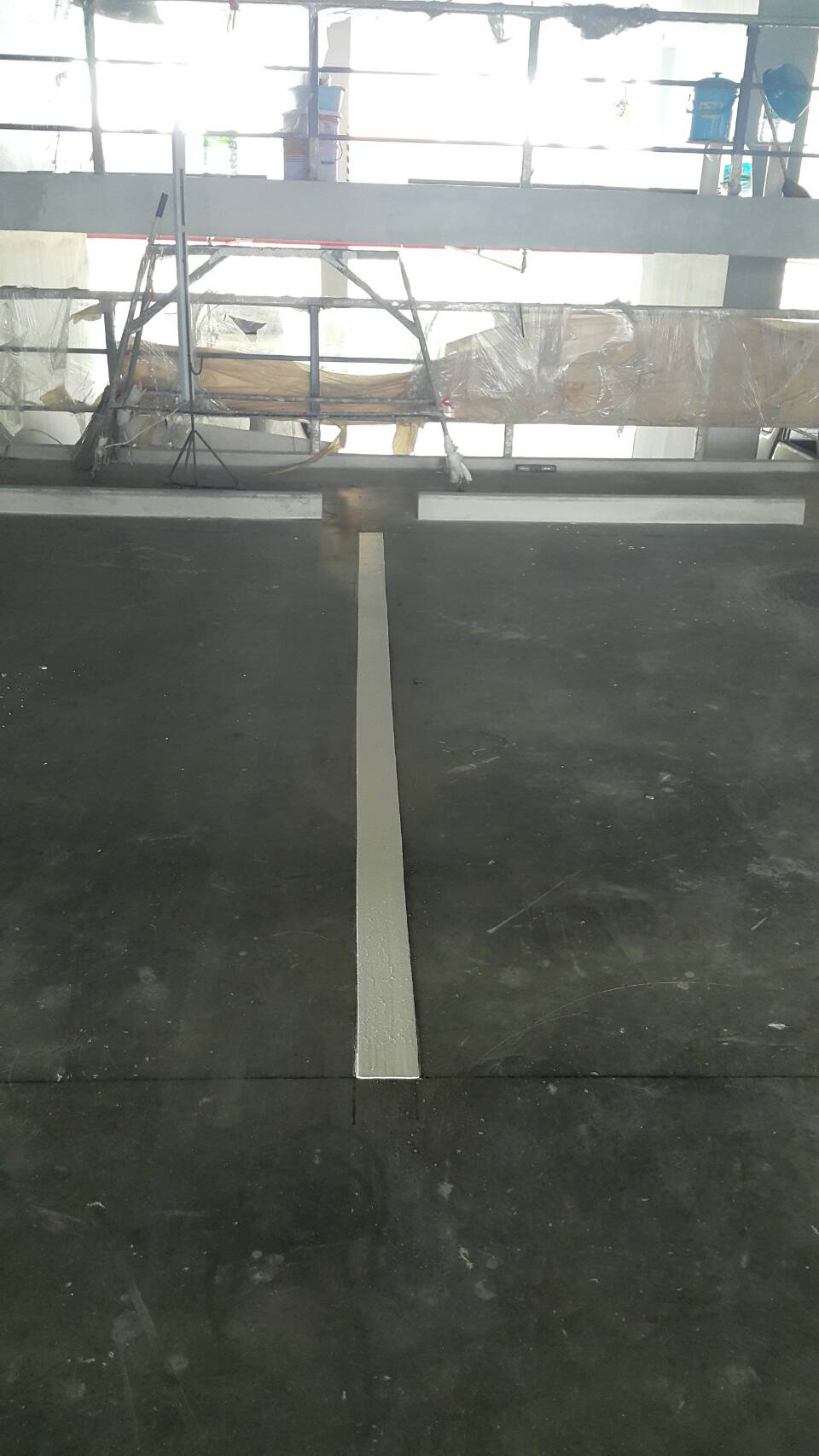 ตีเส้นช่องจอดรถภายในคอนโด กทม