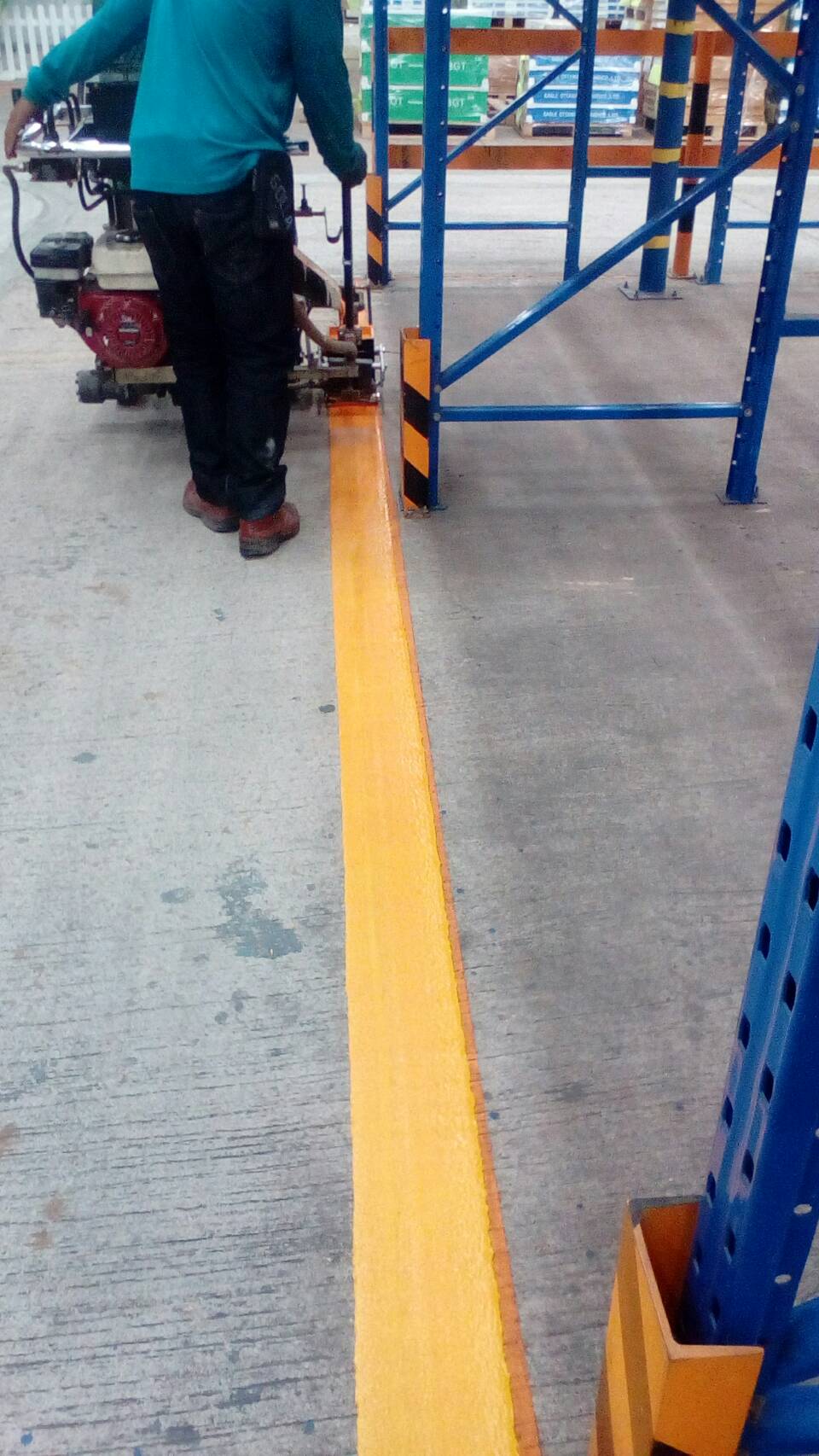 งานตีเส้นด้วยสีเทอรืโมพลาสติก,สีพื้นกันลื่นภายในโรงงาน