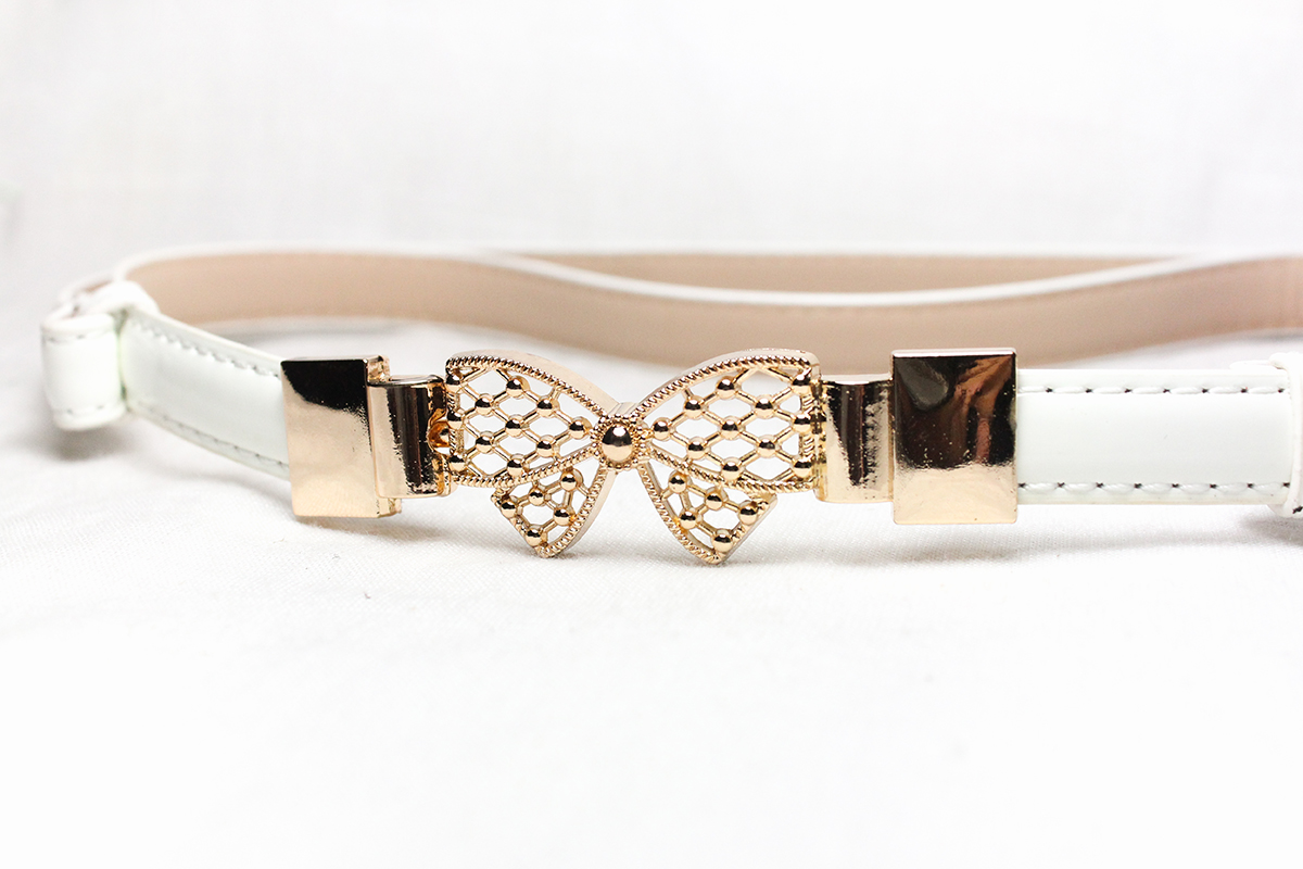 เข็มขัดปรับไซต์ได้ สีขาวสวยน่าใช้ รูปโบว์สีทอง