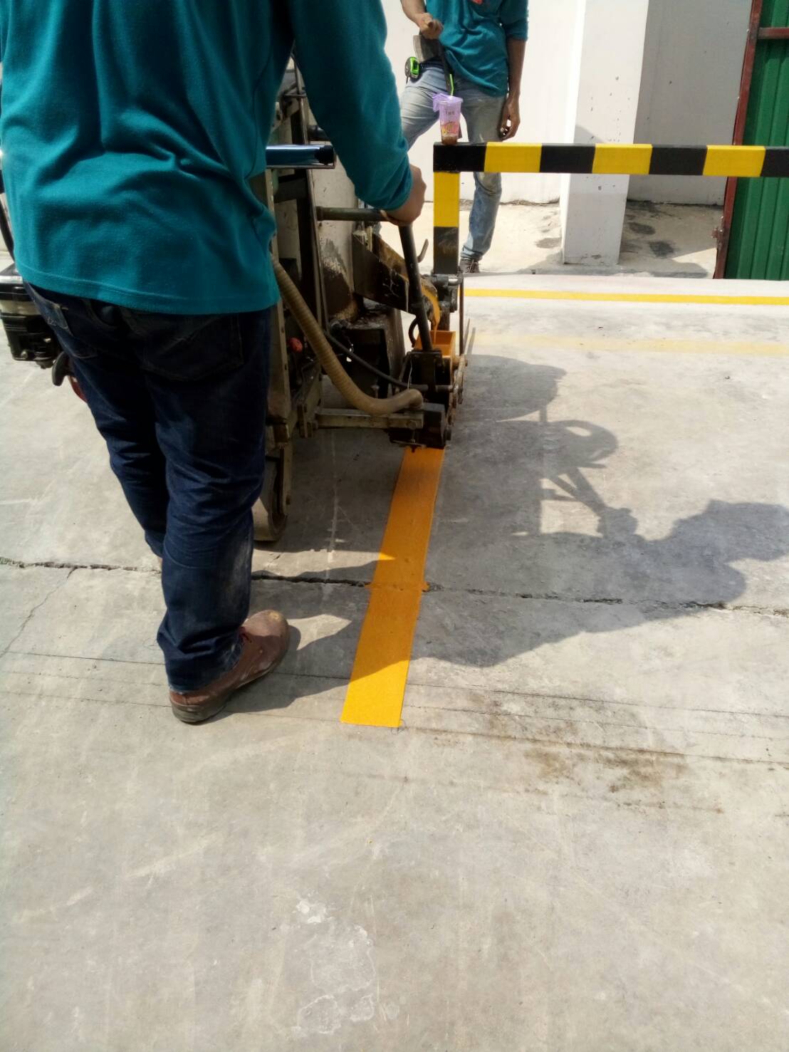 งานตีเส้นลานจอดรถ หน่วยงานนิคมอุตสาหกรรมนวนคร ปทุมธานี