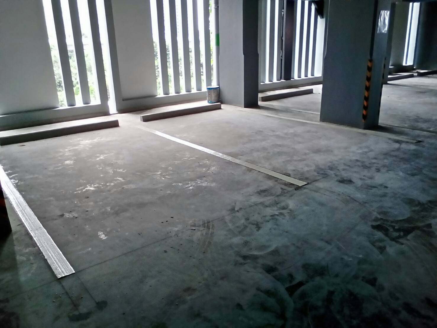 ตีเส้นช่องจอดรถภายในคอนโด กทม