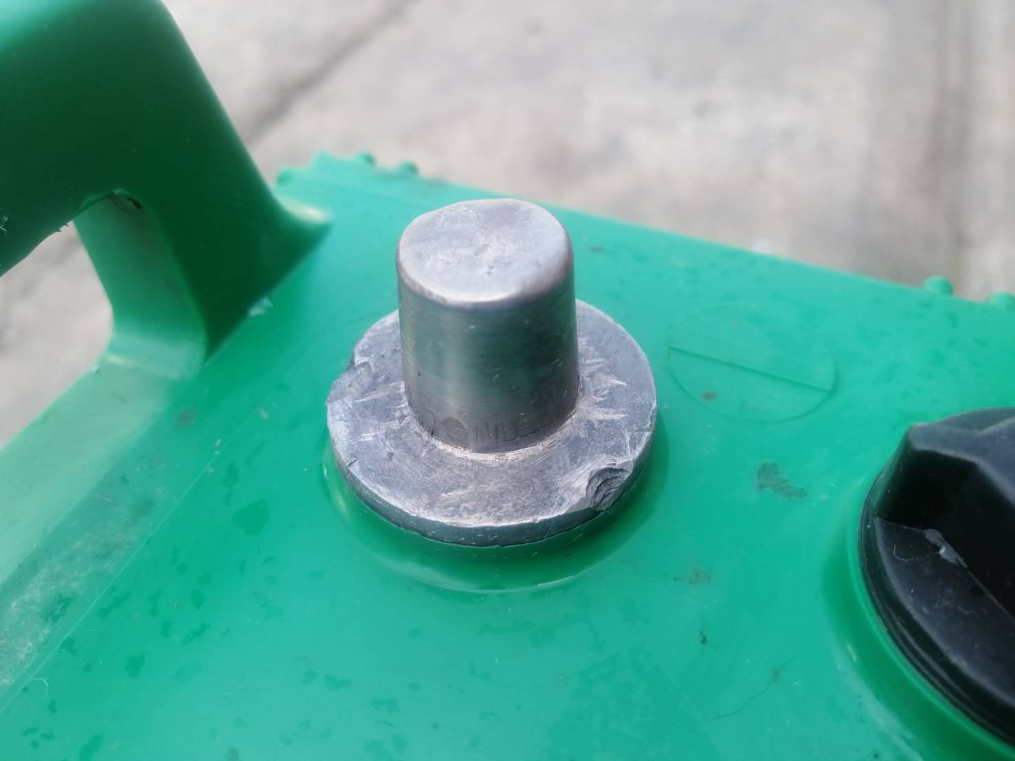 ชุดเบ้าทองเหลือง สำหรับทำขั้วแบตเตอรี่ รถยนต์ ขั้วใหญ่ พร้อม สกรูปลายแหลมสำหรับทำเสา และ กระเป๋าเก็บเบ้าทองเหลือง