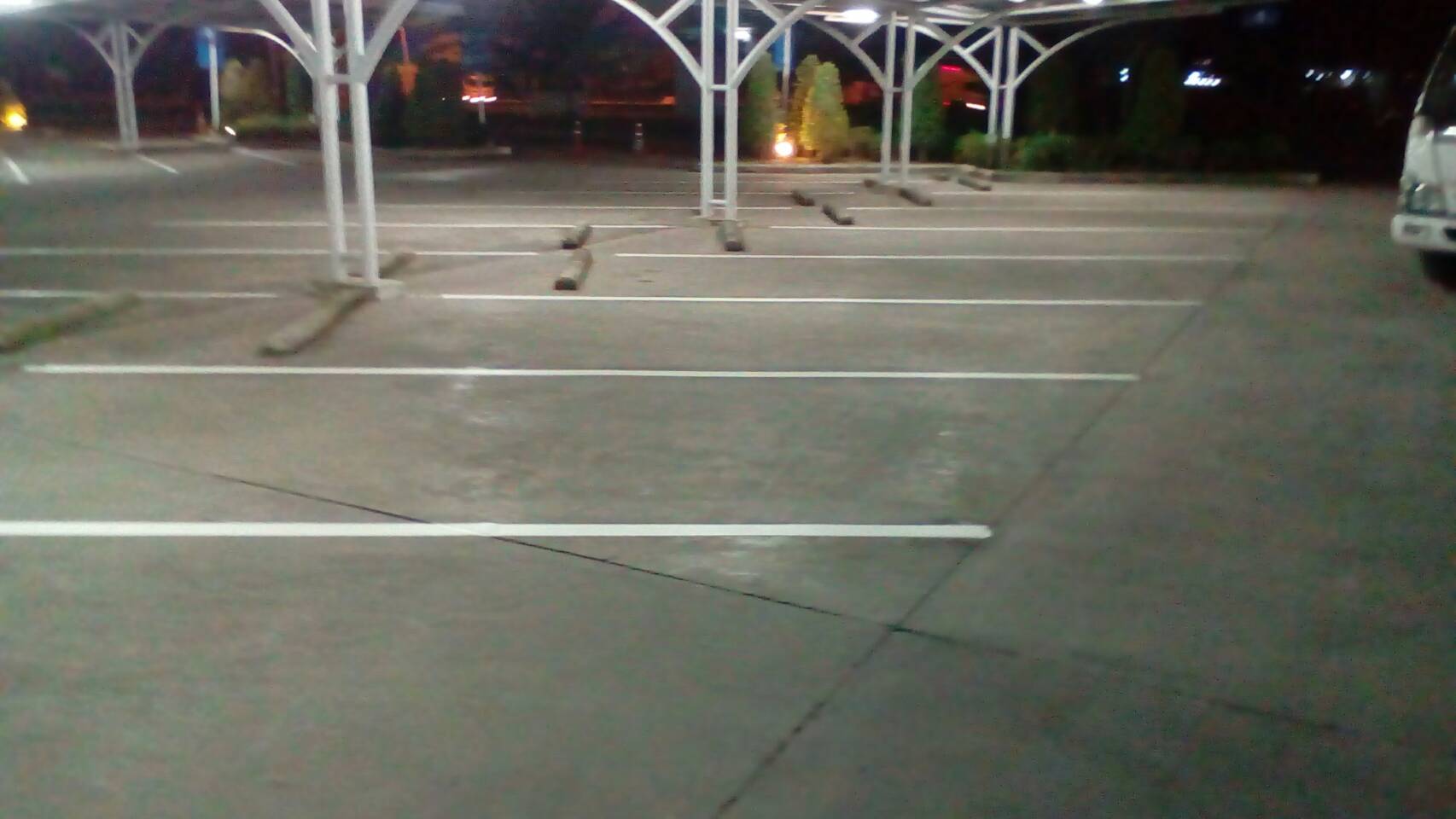 ตีเส้นช่องจอดรถในห้างโฮมโปรกรุงเทพ