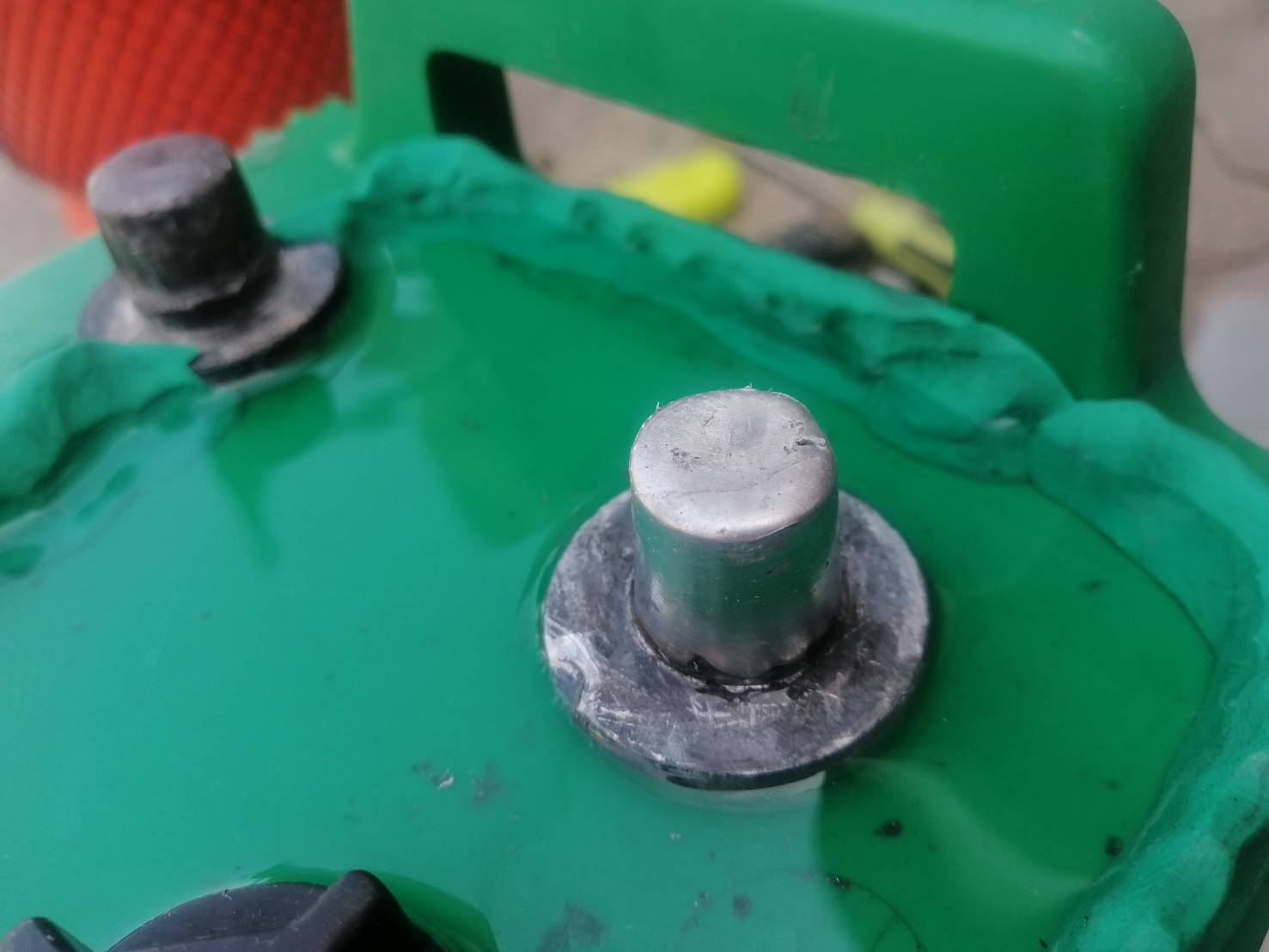 ชุดเบ้าทองเหลือง สำหรับทำขั้วแบตเตอรี่ รถยนต์ ขั้วใหญ่ พร้อม สกรูปลายแหลมสำหรับทำเสา และ กระเป๋าเก็บเบ้าทองเหลือง