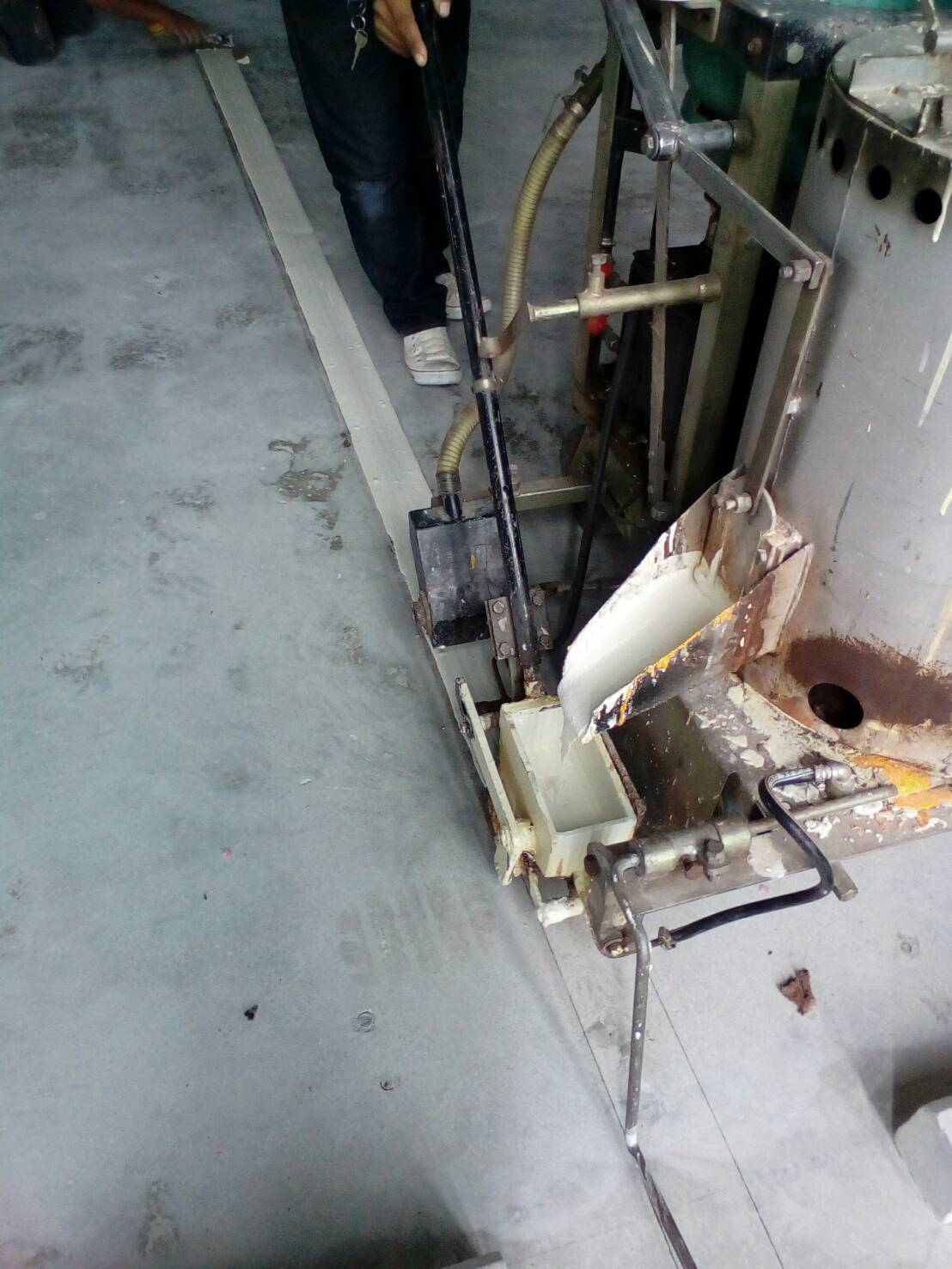 ตีเส้นช่องจอดรถภายในคอนโด กทม