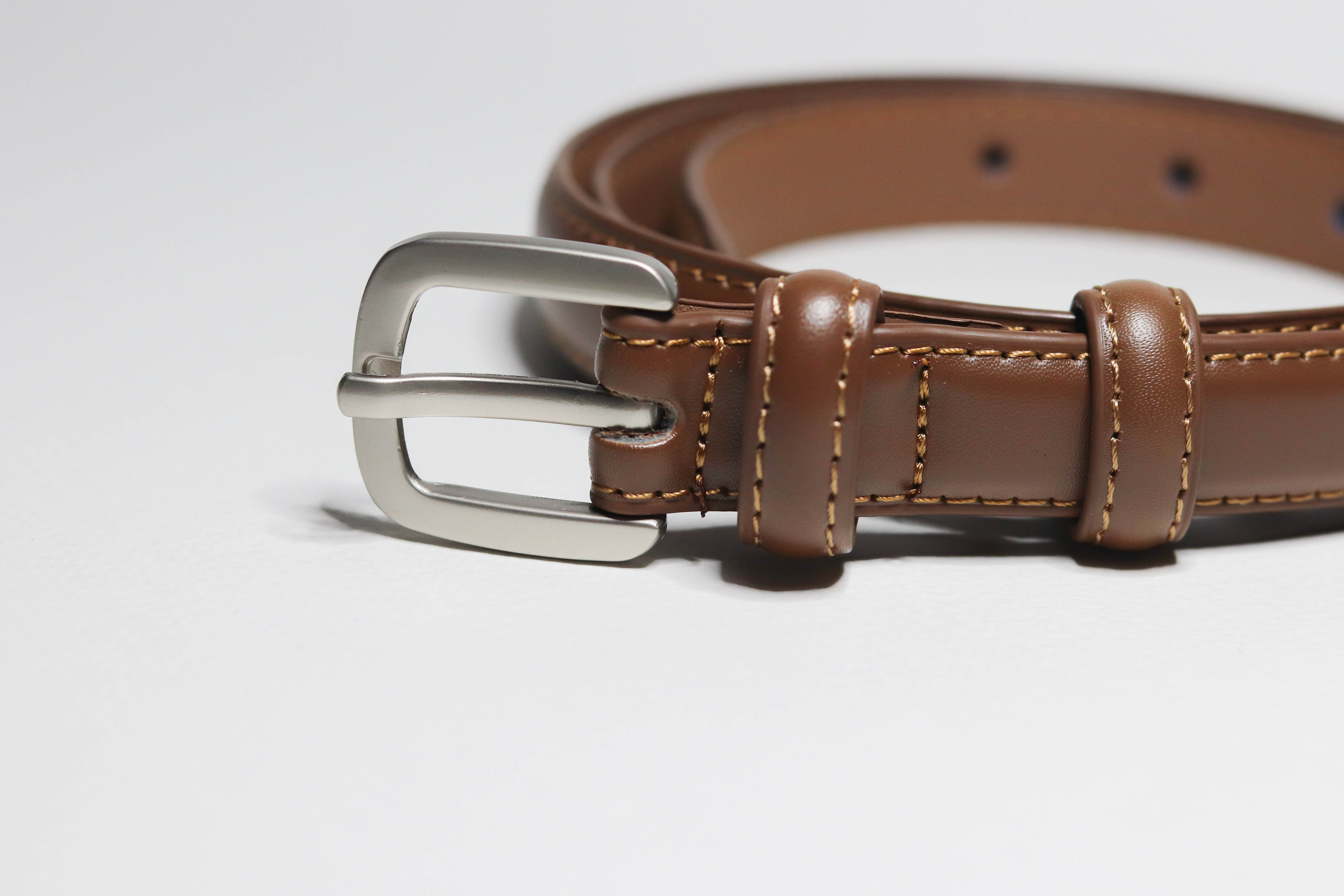 เข็มขัดผู้หญิงแบบหัวเข็มขัดสีเงินสวย ใส่กับยีนส์ได้ดี