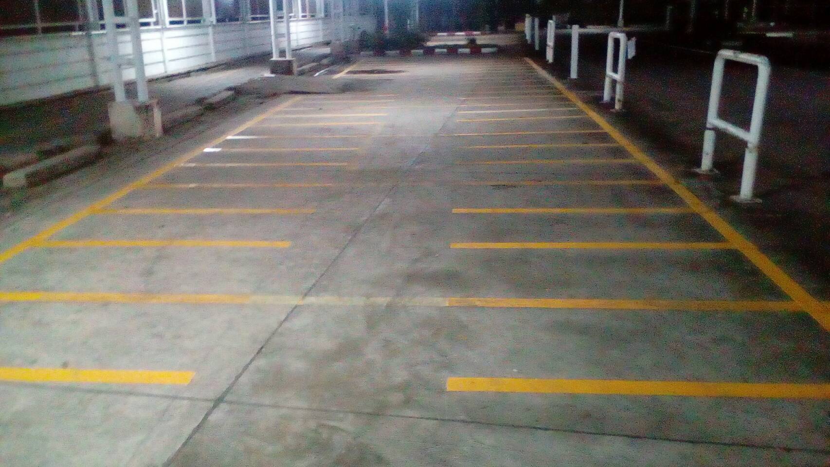 ตีเส้นแบ่งช่องจราจรในโรรงานด้วยสีเทอร์โมพลาสติก พร้อมลูกศรบอกทาง