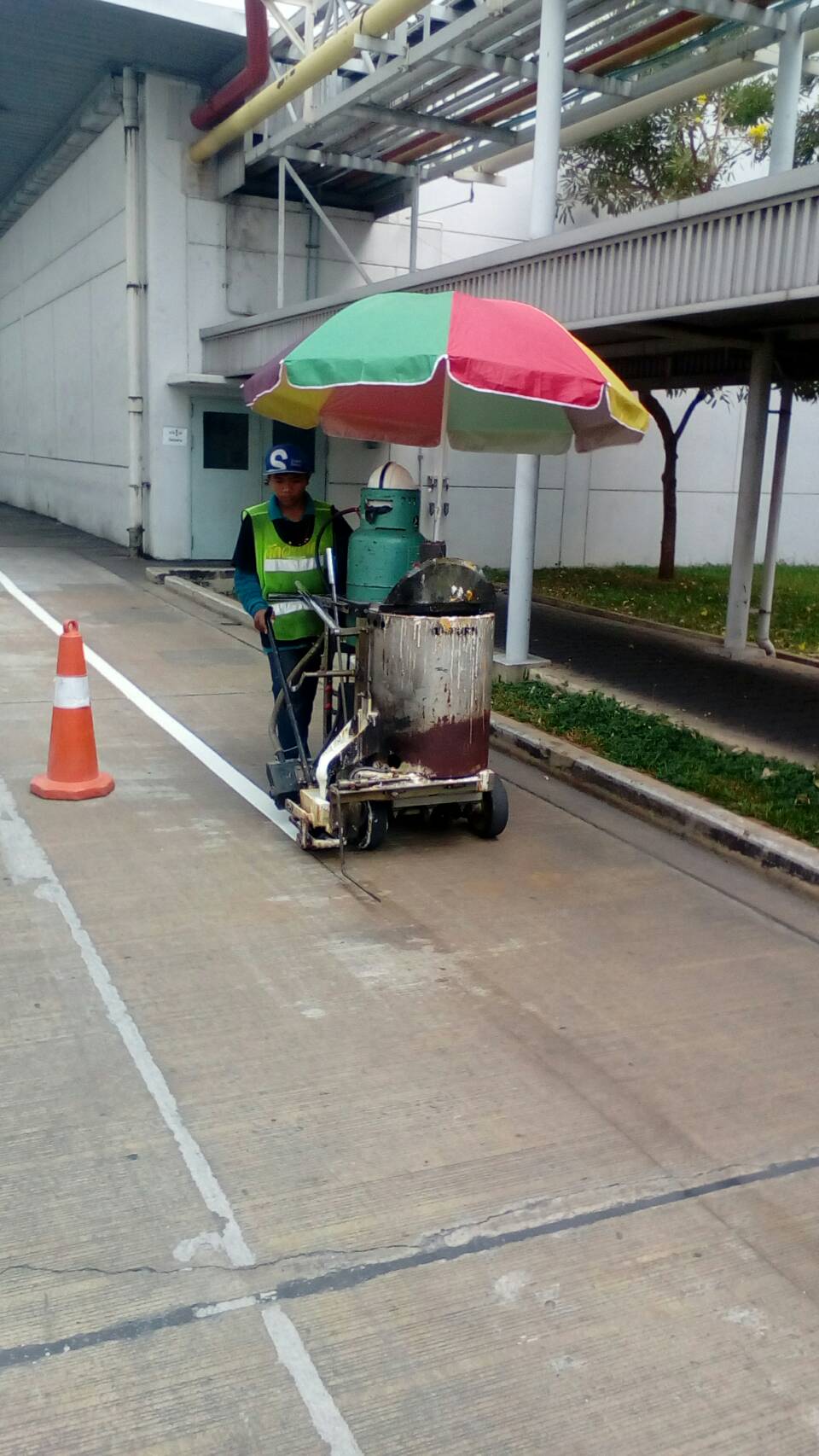 งานตีเส้นจราจรภายในโรงงานนิคมอุตสาหกรรมโรจนะ อยุธยา