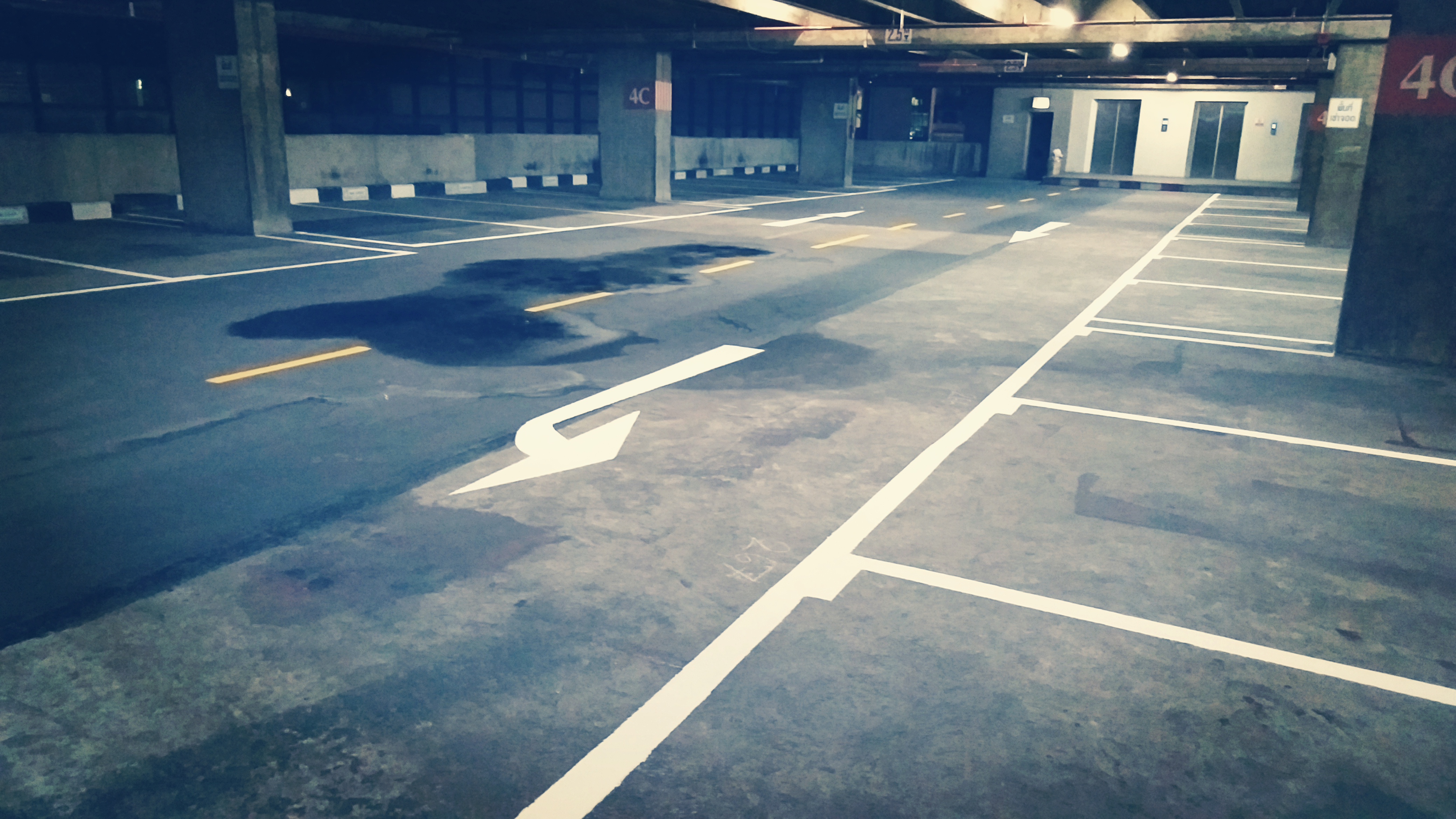 ตีเส้นช่องจอดรถในคอนโด,อาคารจอดรถ