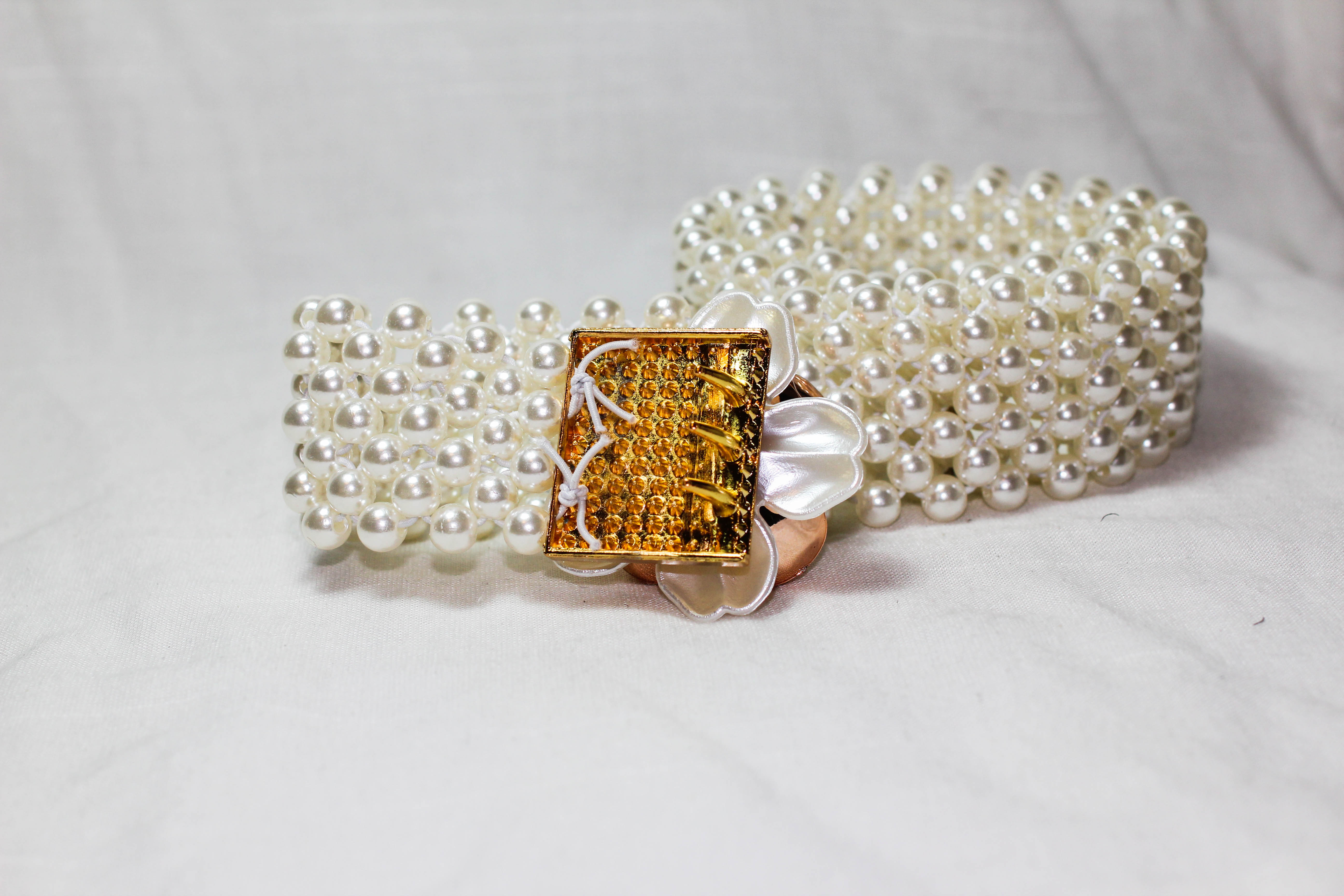 เข็มขัดไข่มุกผู้หญิง หัวดอกไม้สีทองสวยงาม