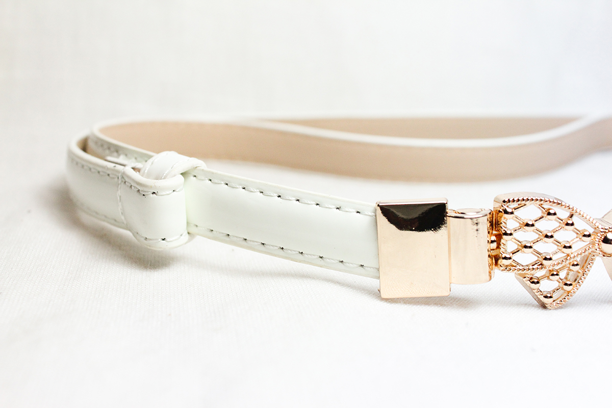 เข็มขัดปรับไซต์ได้ สีขาวสวยน่าใช้ รูปโบว์สีทอง