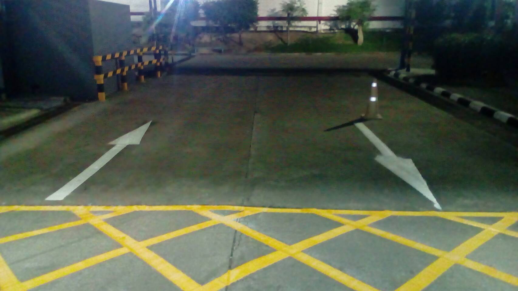 งานตีเส้นด้วยสีเทอรืโมพลาสติก,สีพื้นกันลื่นภายในโรงงาน