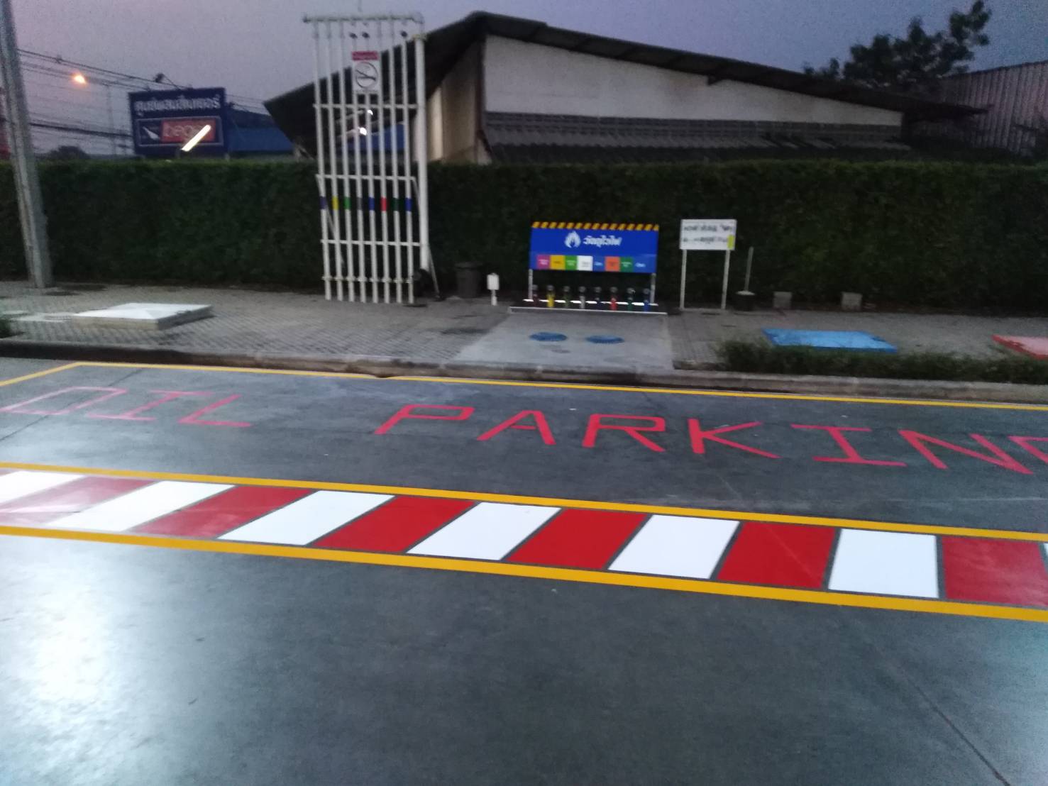 งานทาสีเหลืง-ดำ-ขาว-แดง ด้วยสีจราจร เฮียหมีตีเส้นจราจร