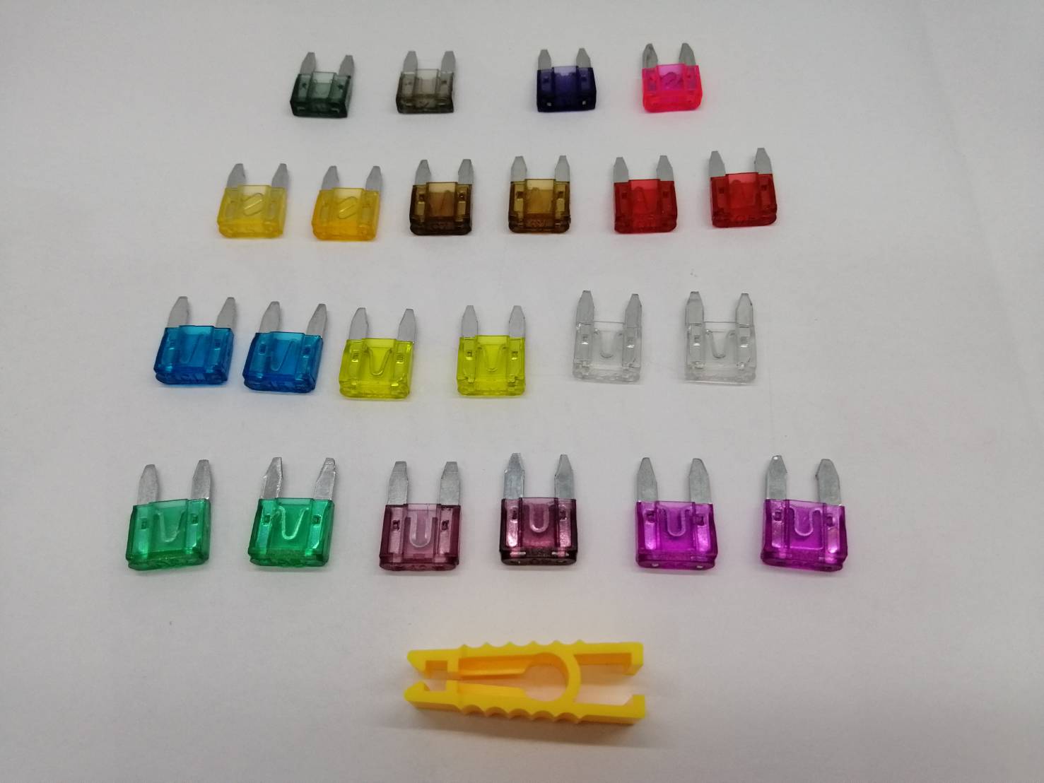 ฟิวส์ มินิ MINI FUSE จำนวน 21 ชิ้น 13 ขนาด รวมอยู่ในกล่องเดียว แถมคีบฟิวส์ 1 ชิ้น สำหรับทุกยานพาหนะ เช่น รถยนต์ รถบรรทุก มอเตอร์ไซค์ บิ๊กไบท์