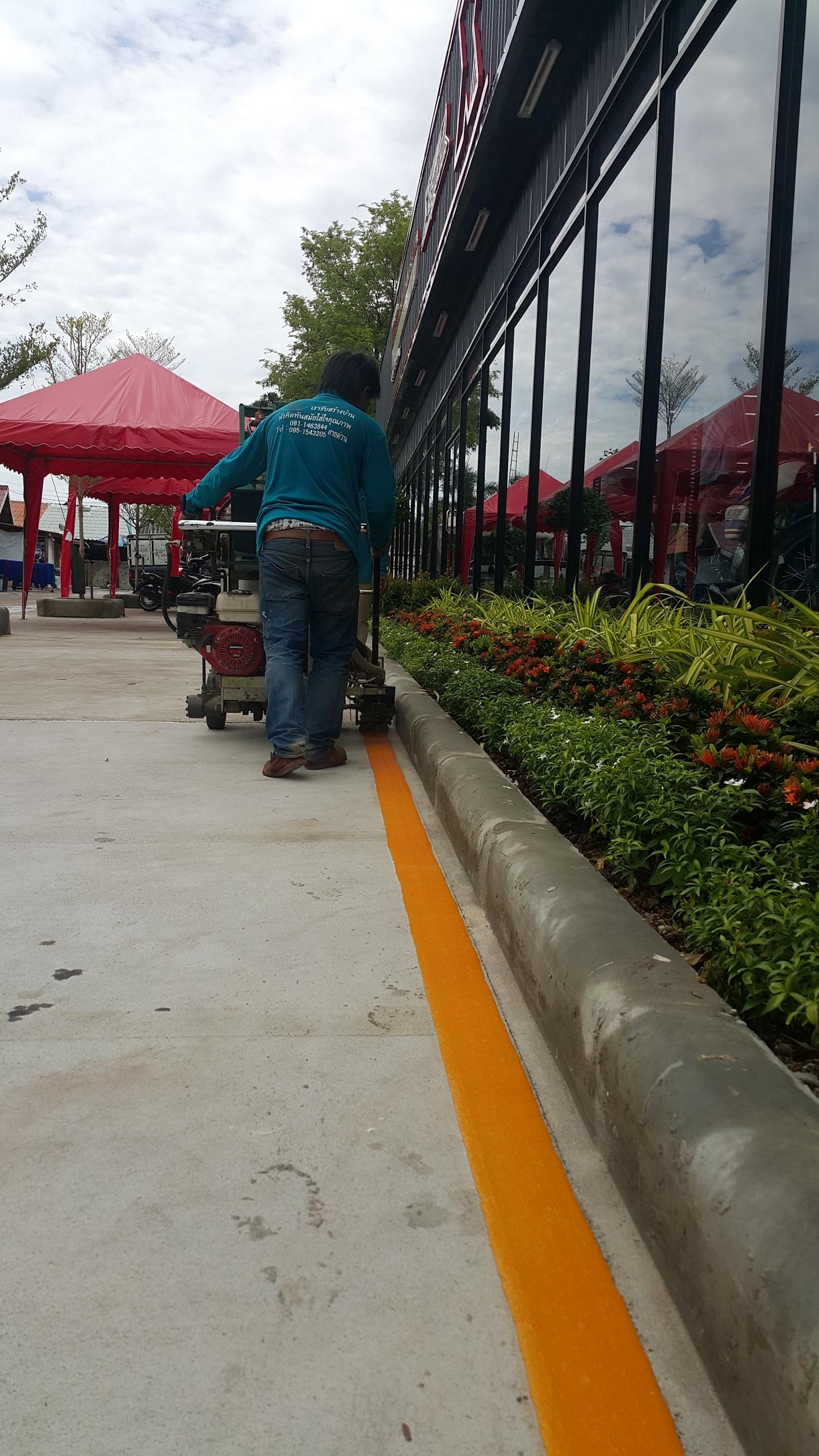 ตีเส้นช่องจอดรถยนต์,รถมอเตอร์ไซค์ตีเส้นจราจรภายในโณงงาน