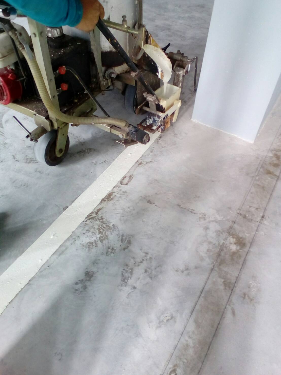 ตีเส้นช่องจอดรถภายในคอนโด กทม