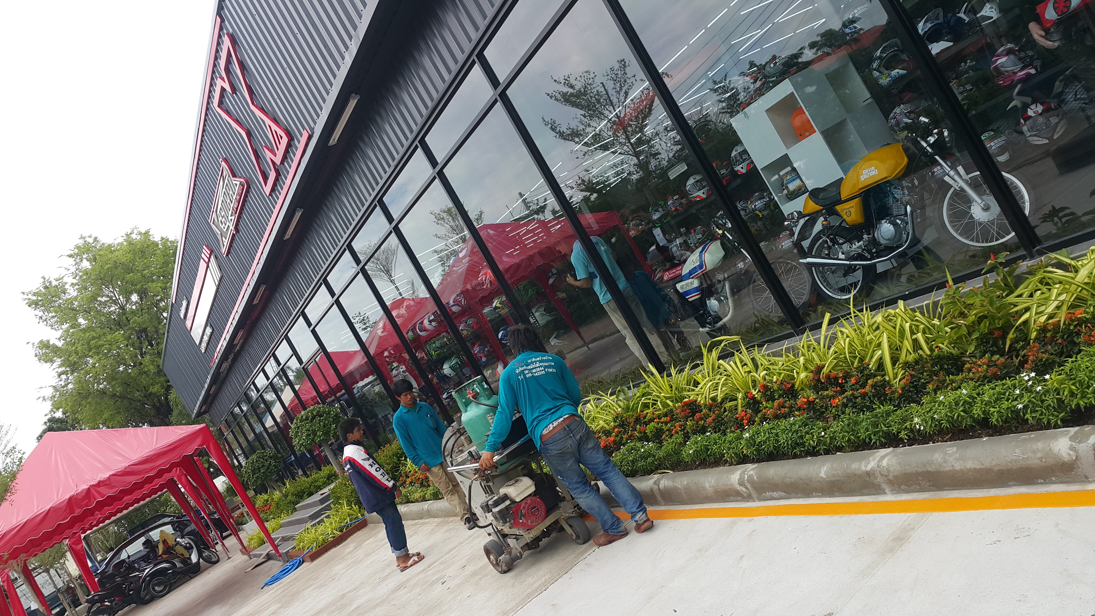 ตีเส้นช่องจอดรถยนต์,รถมอเตอร์ไซค์ตีเส้นจราจรภายในโณงงาน