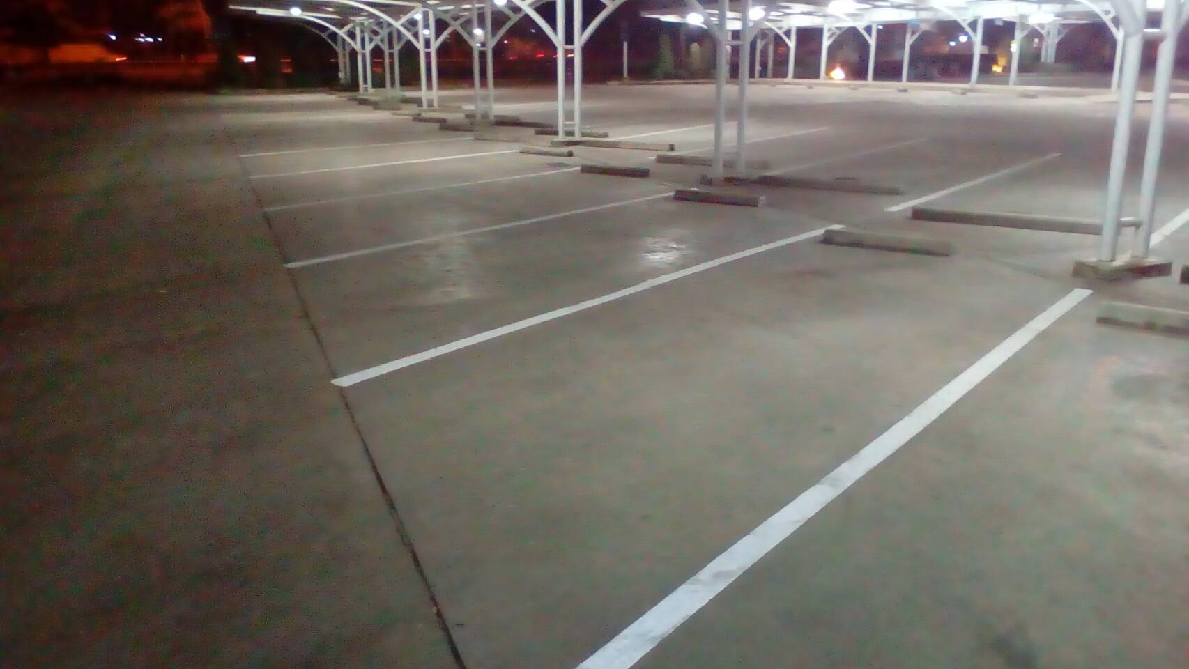 ตีเส้นช่องจอดรถในห้างโฮมโปรกรุงเทพ