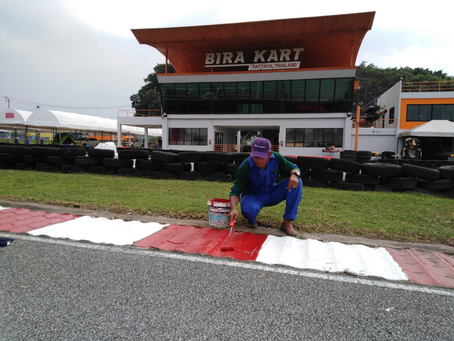 งานทาสีเหลืง-ดำ-ขาว-แดง ด้วยสีจราจร เฮียหมีตีเส้นจราจร