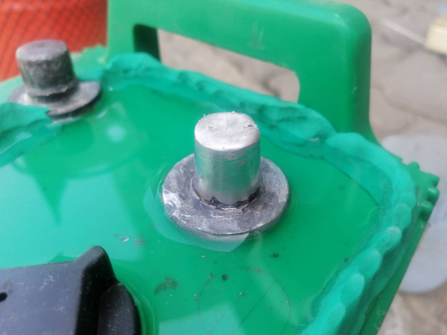 ชุดเบ้าทองเหลือง สำหรับทำขั้วแบตเตอรี่ รถยนต์ ขั้วใหญ่ พร้อม สกรูปลายแหลมสำหรับทำเสา และ กระเป๋าเก็บเบ้าทองเหลือง