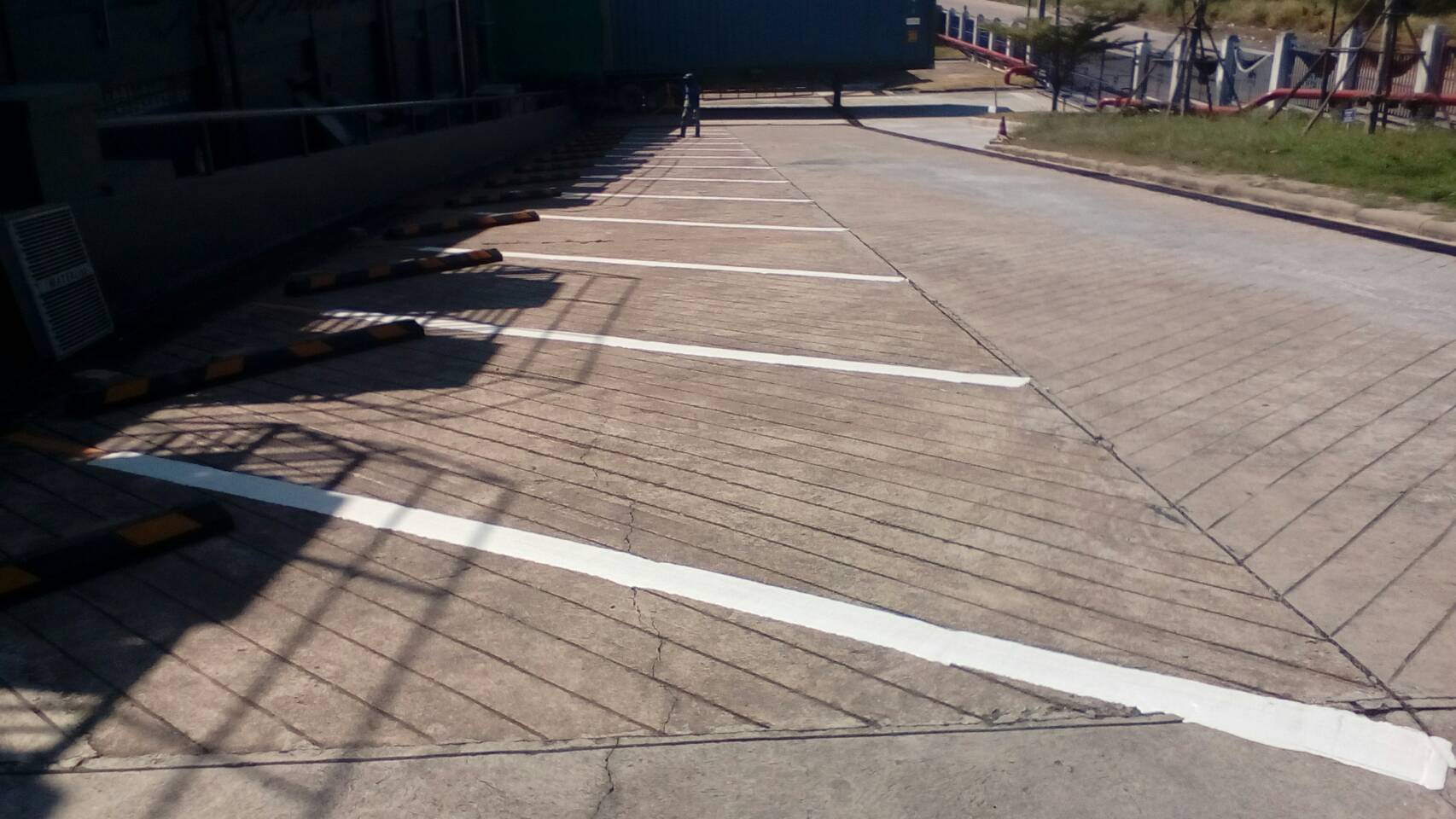 งานตีเส้นด้วยสีเทอรืโมพลาสติก,สีพื้นกันลื่นภายในโรงงาน