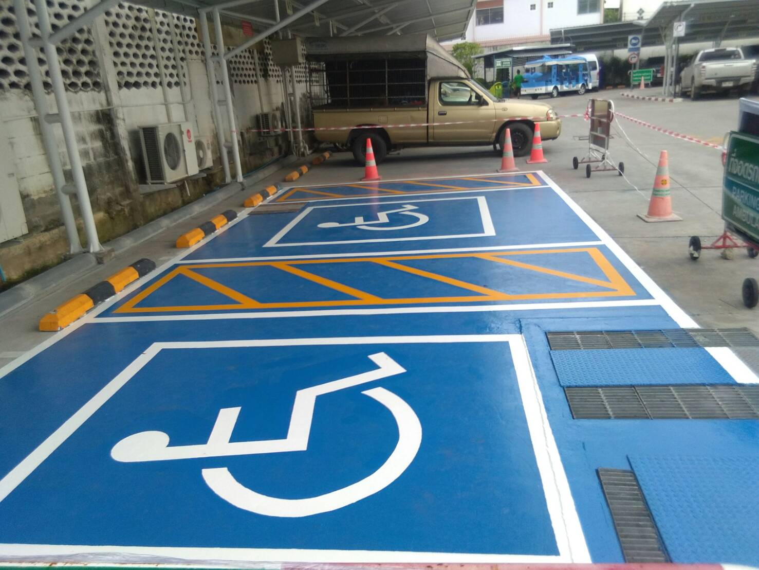 รับงานทาสีพื้นช่องจอดรถคนพิการมาตราฐาน