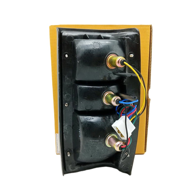 ไฟท้าย MITSUBISHI CYCLONE(ไซโคลน) ขอบดำ พร้อมขั้ว+หลอด ปี1987-1995 (งานตราเพชรเกรดห้าง) -ราคาต่อดวง-