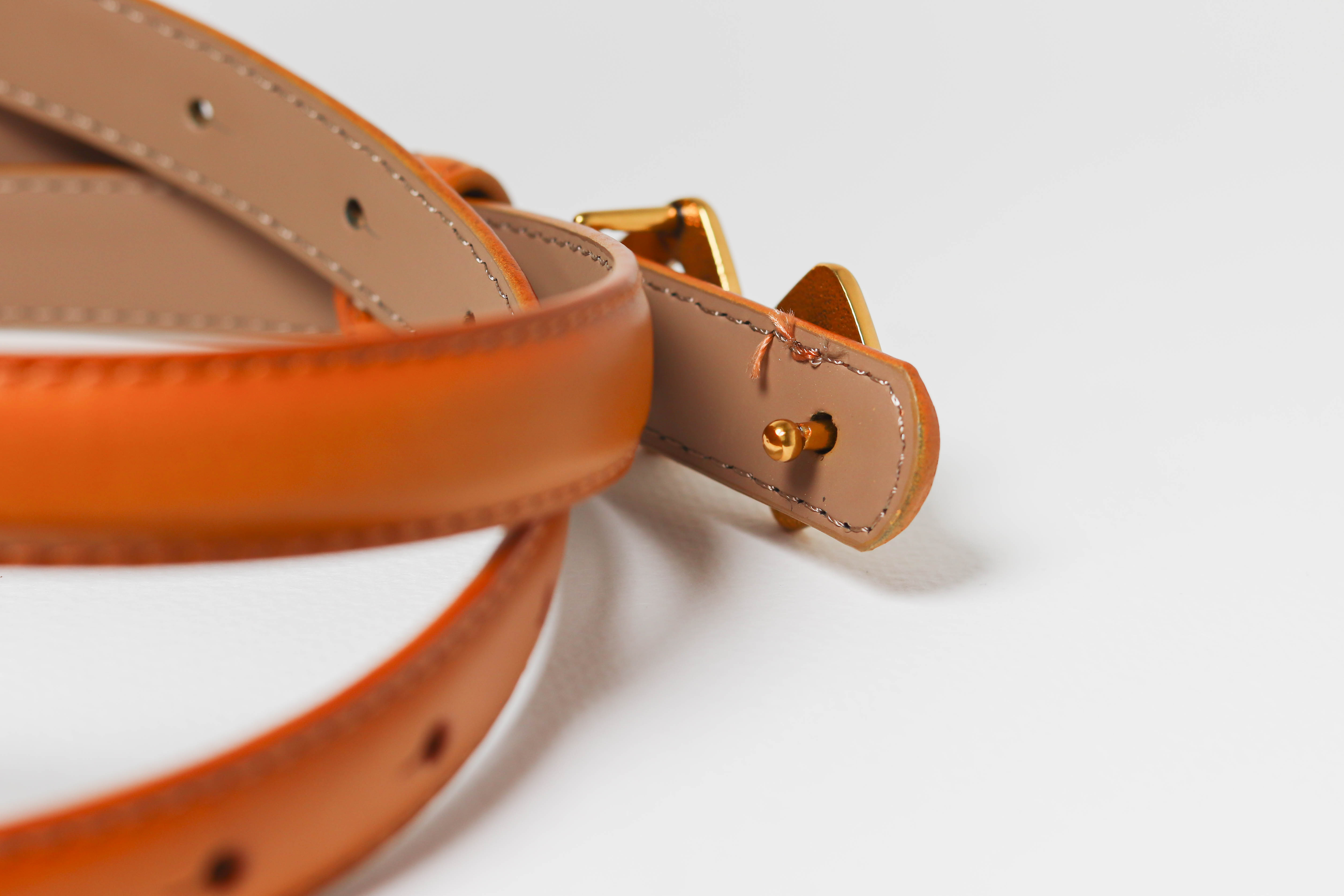 เข็มขัดแฟชั่นผู้หญิงสีน้ำตาลเส้นเล็กน่ารัก หัวสีทองสวย